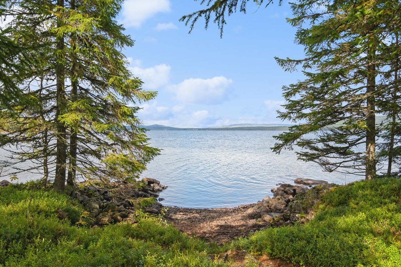 Eiendommen ligger i nærheten av Osensjøen, med tilgang til badeplasser og rekreasjonsområder. Galleribilde