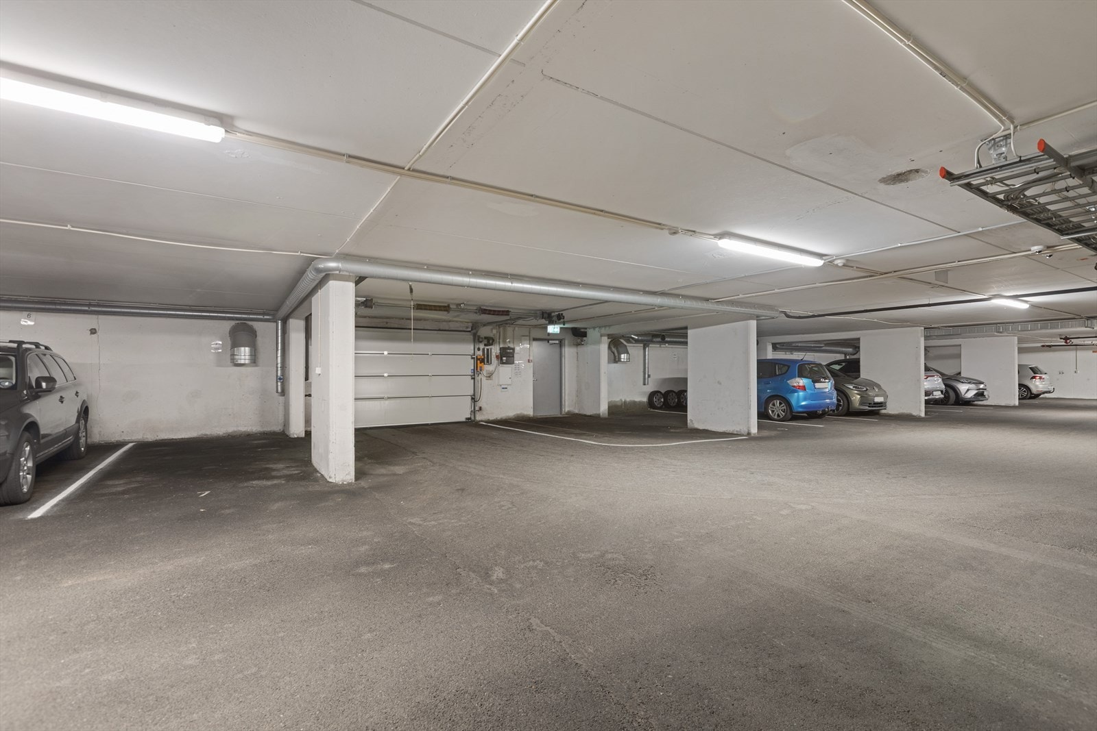 I felles garasjeanlegg medfølger én parkeringsplass og en bod på 5 m². Galleribilde