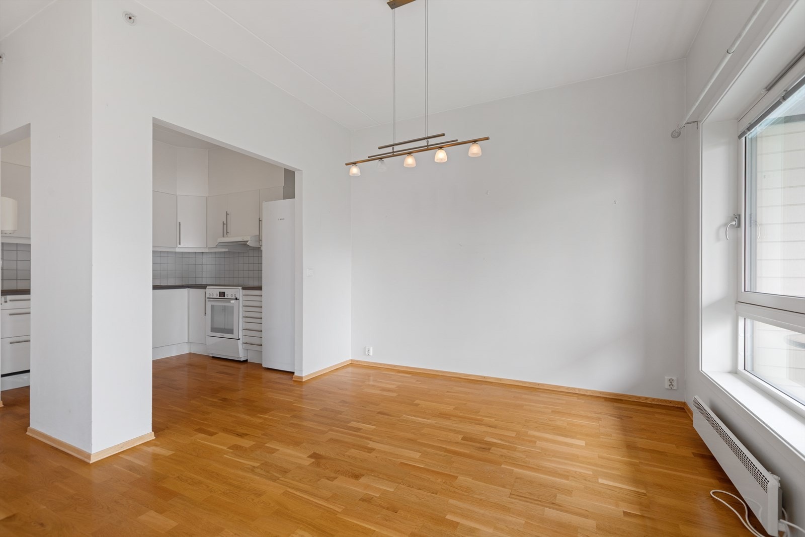 Fra kjøkkenet er det naturlig plass for spisestue i direkte tilknytning og her kan venner og familie samles. Galleribilde