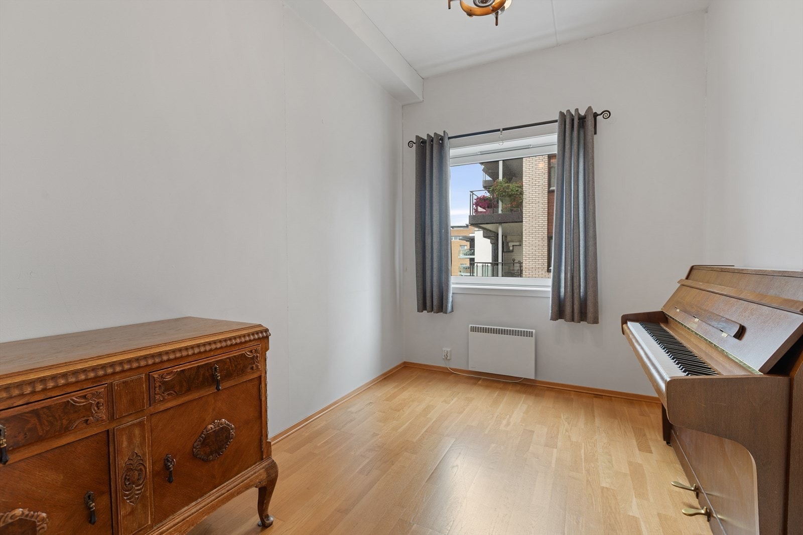 Soverom II og III har mange bruksmuligheter og kan fint fungere som barne-, gjesterom, kontor eller lignende. Galleribilde