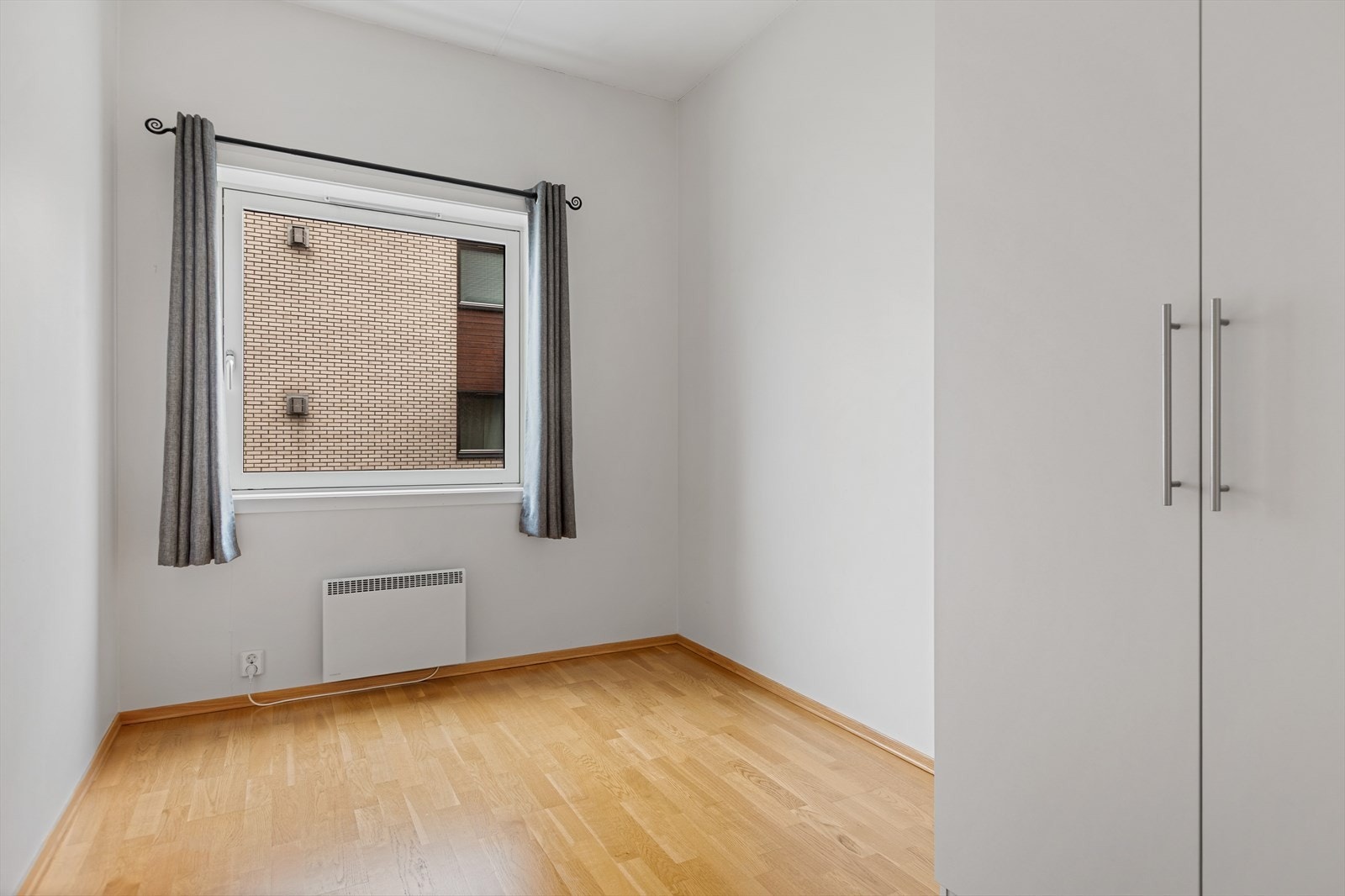 Soverommene har garderobeskap, parkett på gulv og malte overflater. Galleribilde