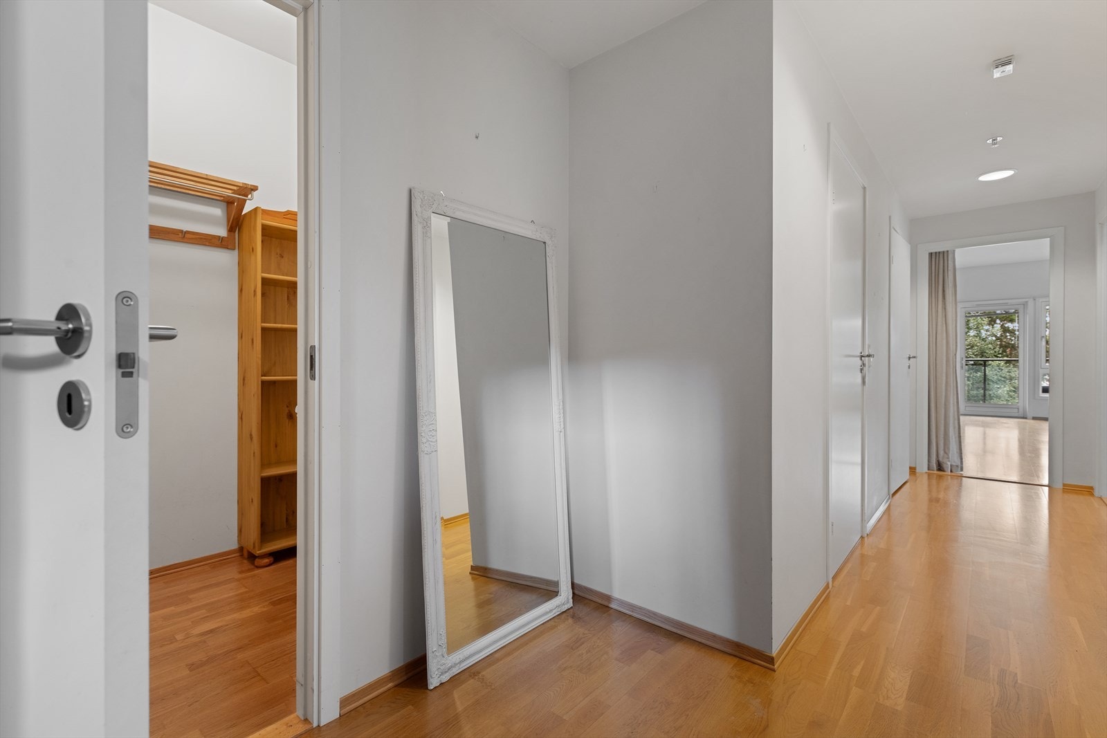 Hyggelig entré med mulighet for oppheng av yttertøy og plassering av sko. Tilgang til innvendig bod. Galleribilde