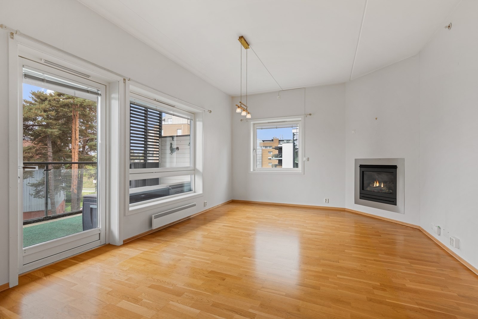 Lys og luftig stue med mange muligheter for møblering. Galleribilde