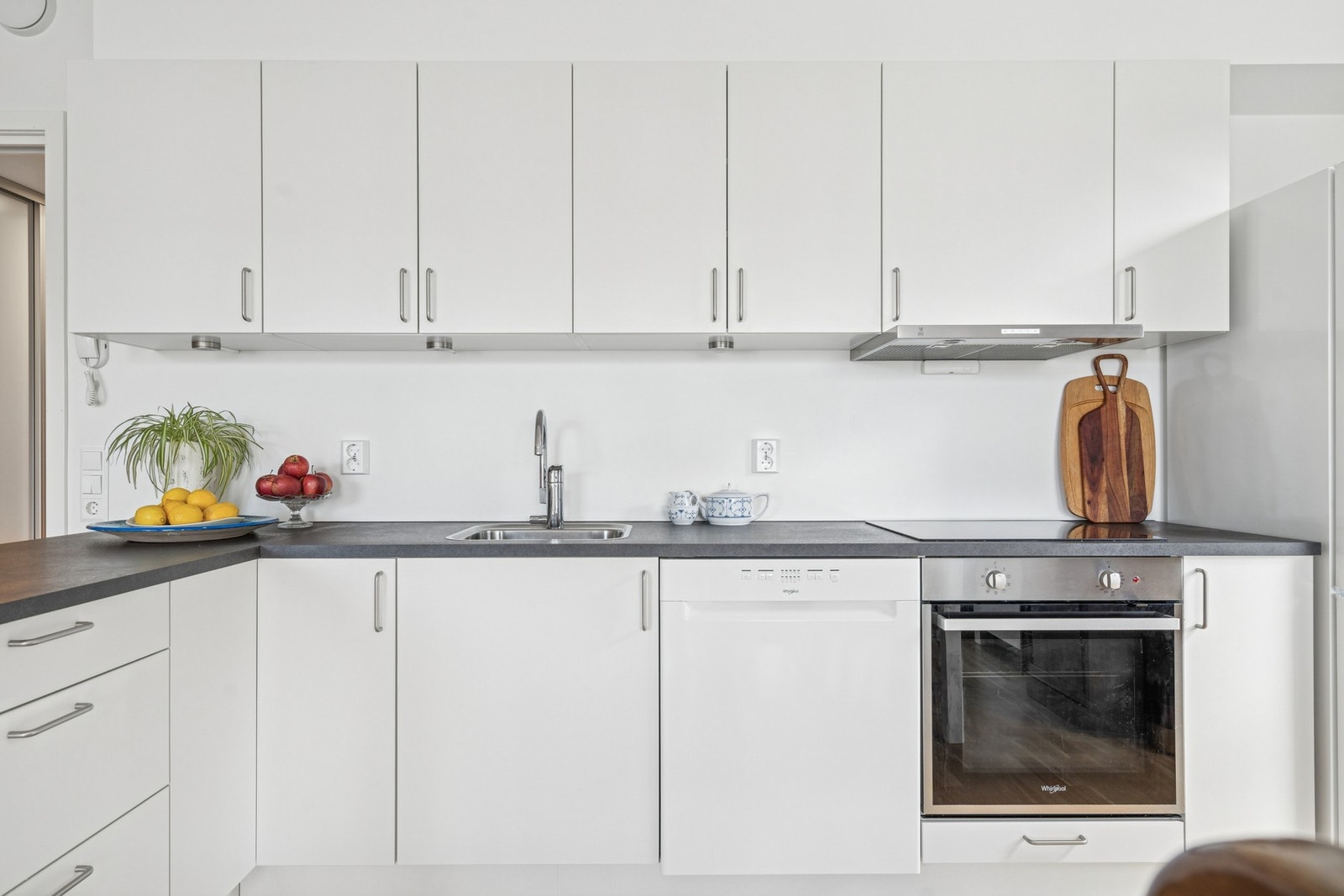 Det er integrert oppvaskmaskin, komfyr og platetopp Galleribilde