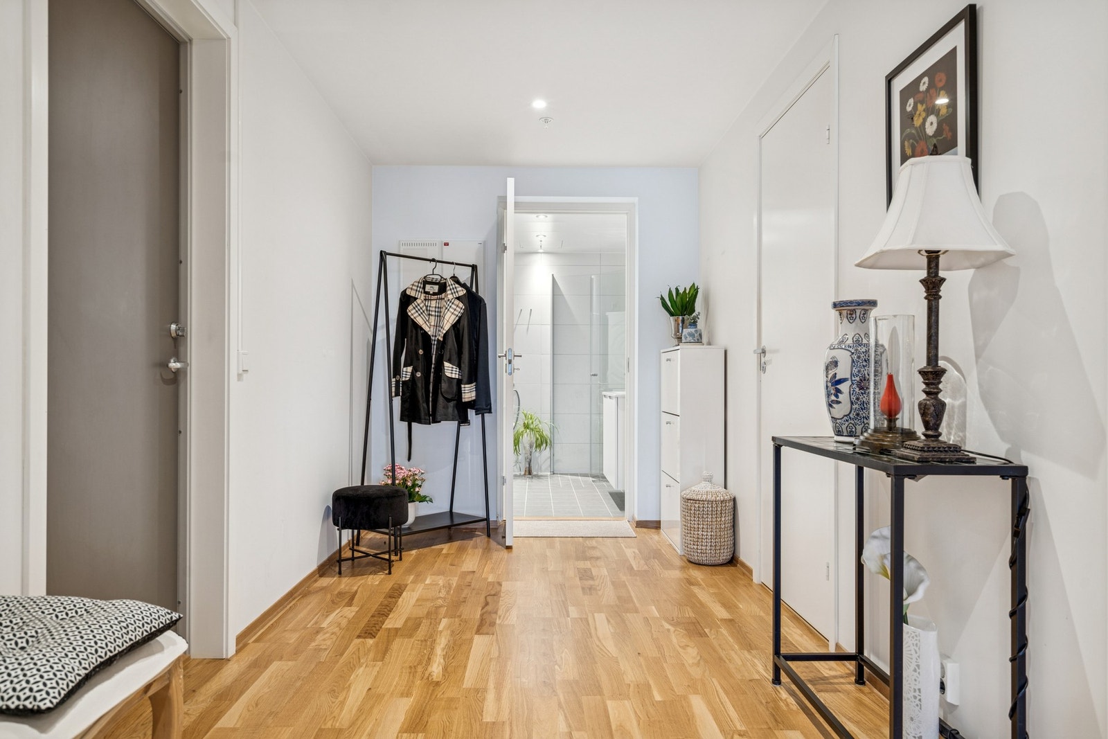 Romslig entré med integrert skyvedørsgarderobe, samt god plass til både kommode, jakkeoppheng og skohylle Galleribilde