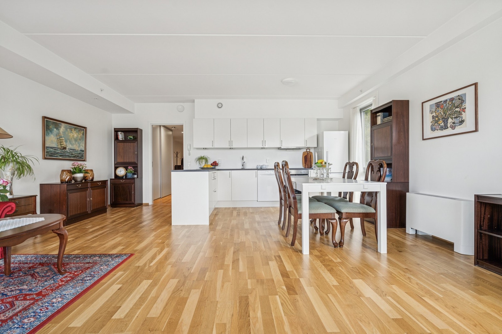 Romslig og åpen stue/kjøkken løsning, med god lass til både sitte -og spisegruppe Galleribilde