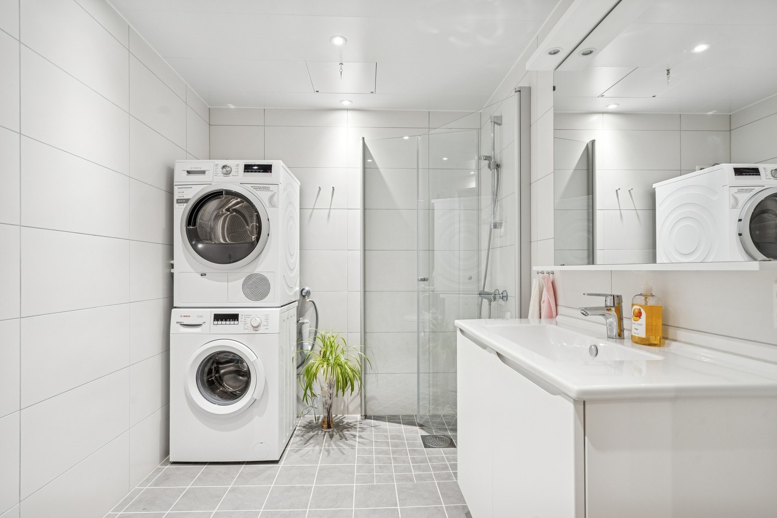 Bad/ vaskerom har flislagt gulv med elektriske varmekabler, samt fliser på veggene Galleribilde