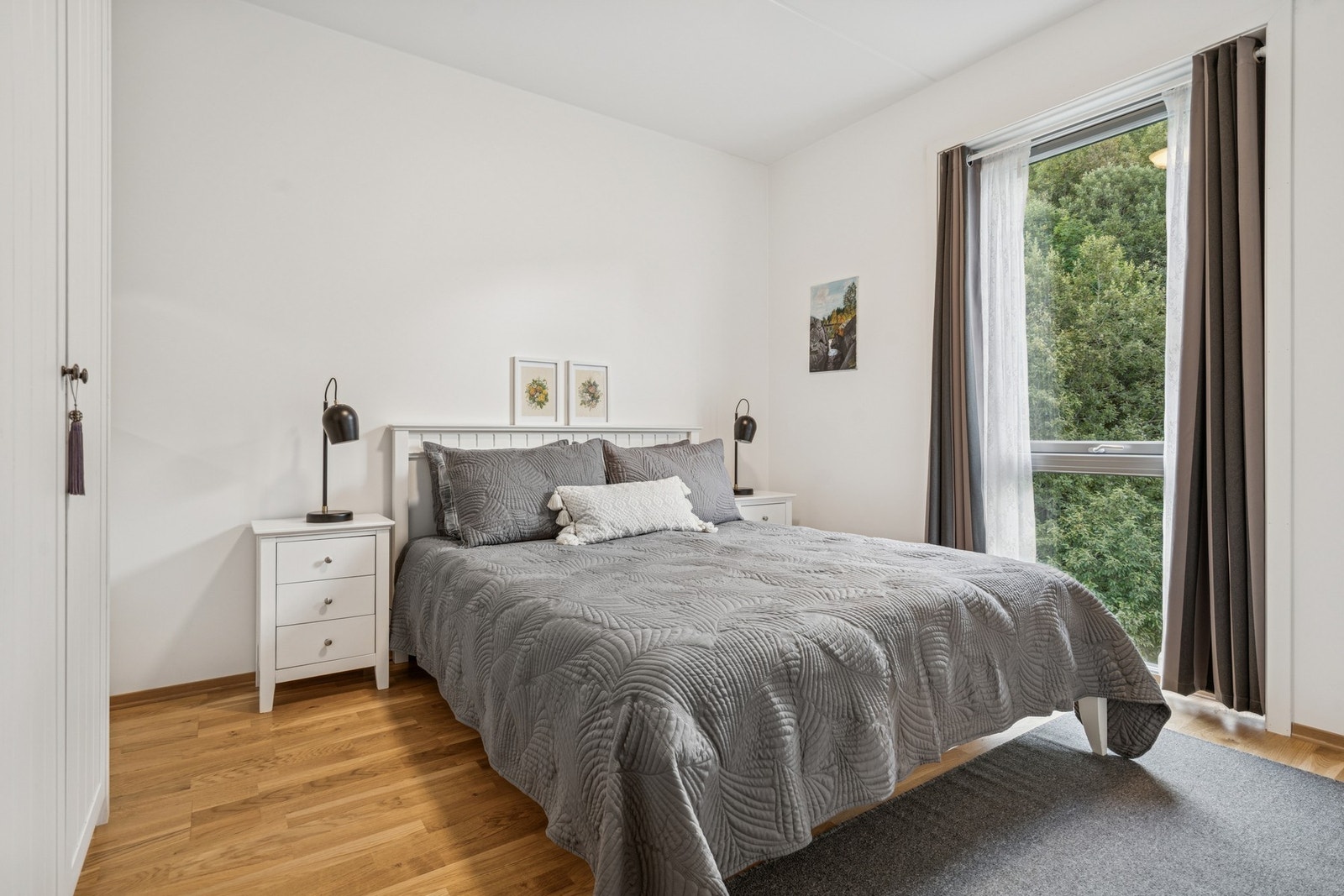 Romslig hovedsoverom med garderobeskap Galleribilde