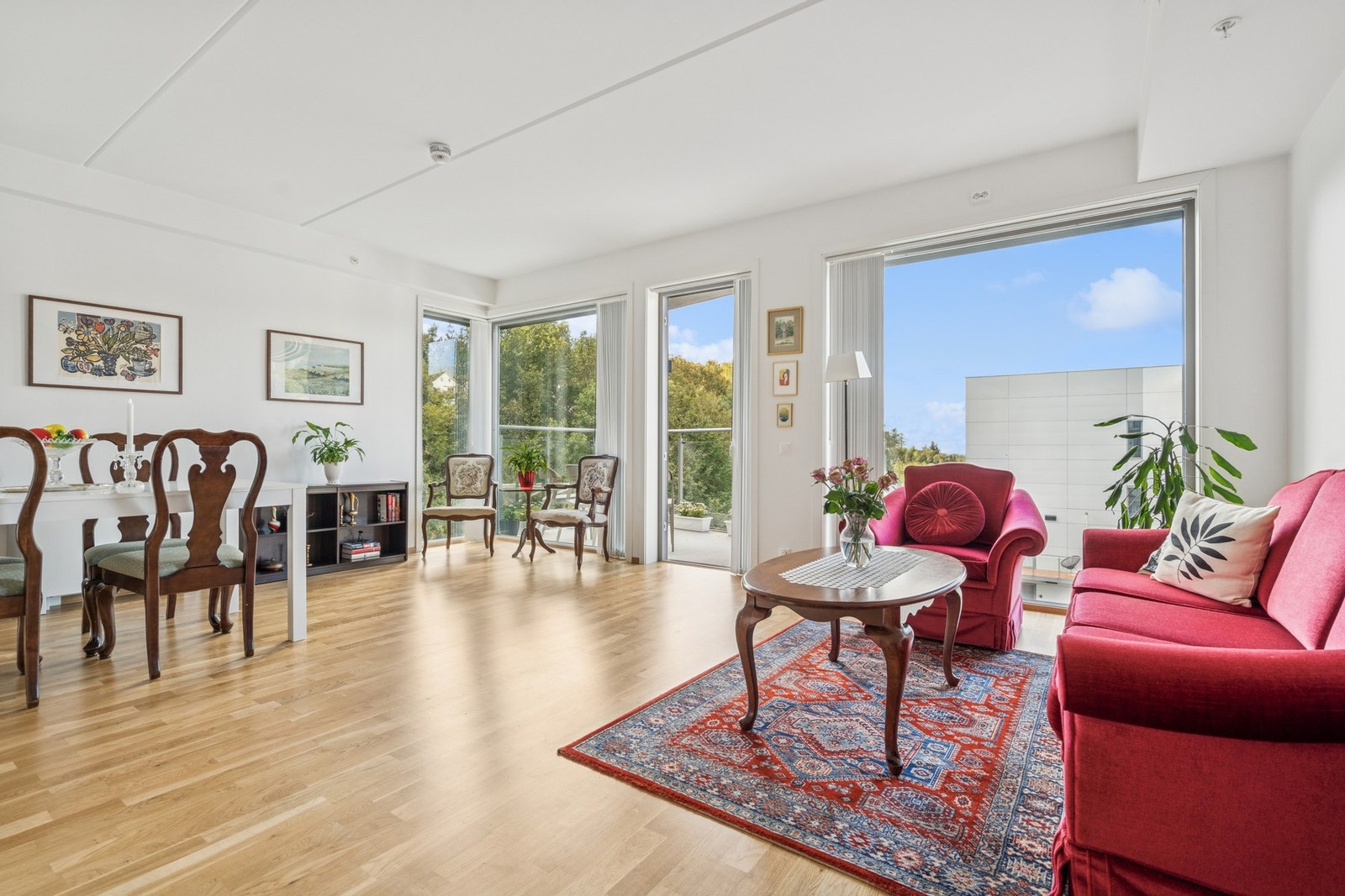 Det er store vindusflater som slipper inn mye naturlig lys Galleribilde