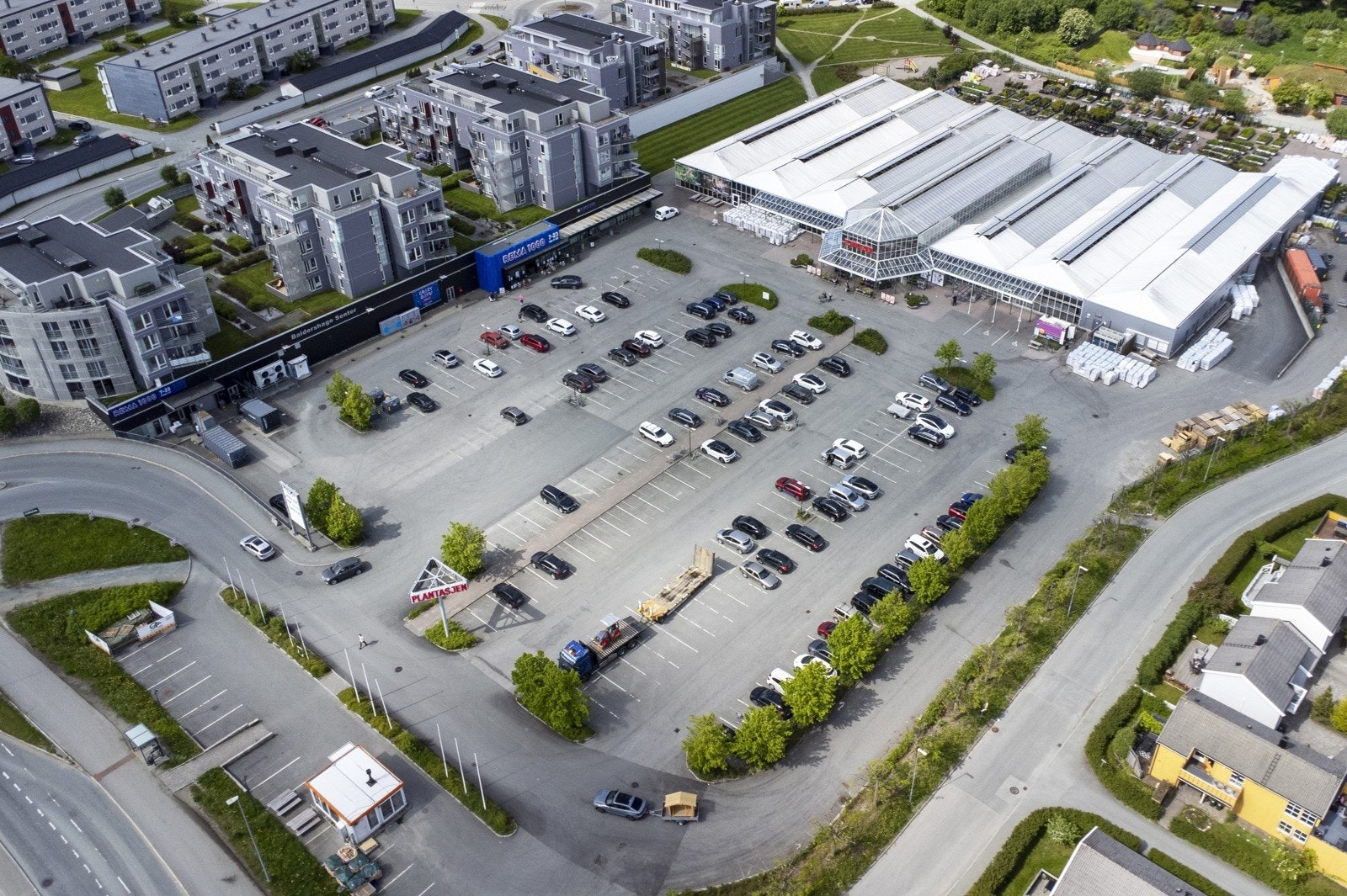 På Bromstad finnes Rema 1000, Plantasjen, apotek og bensinstasjonen Esso. Galleribilde