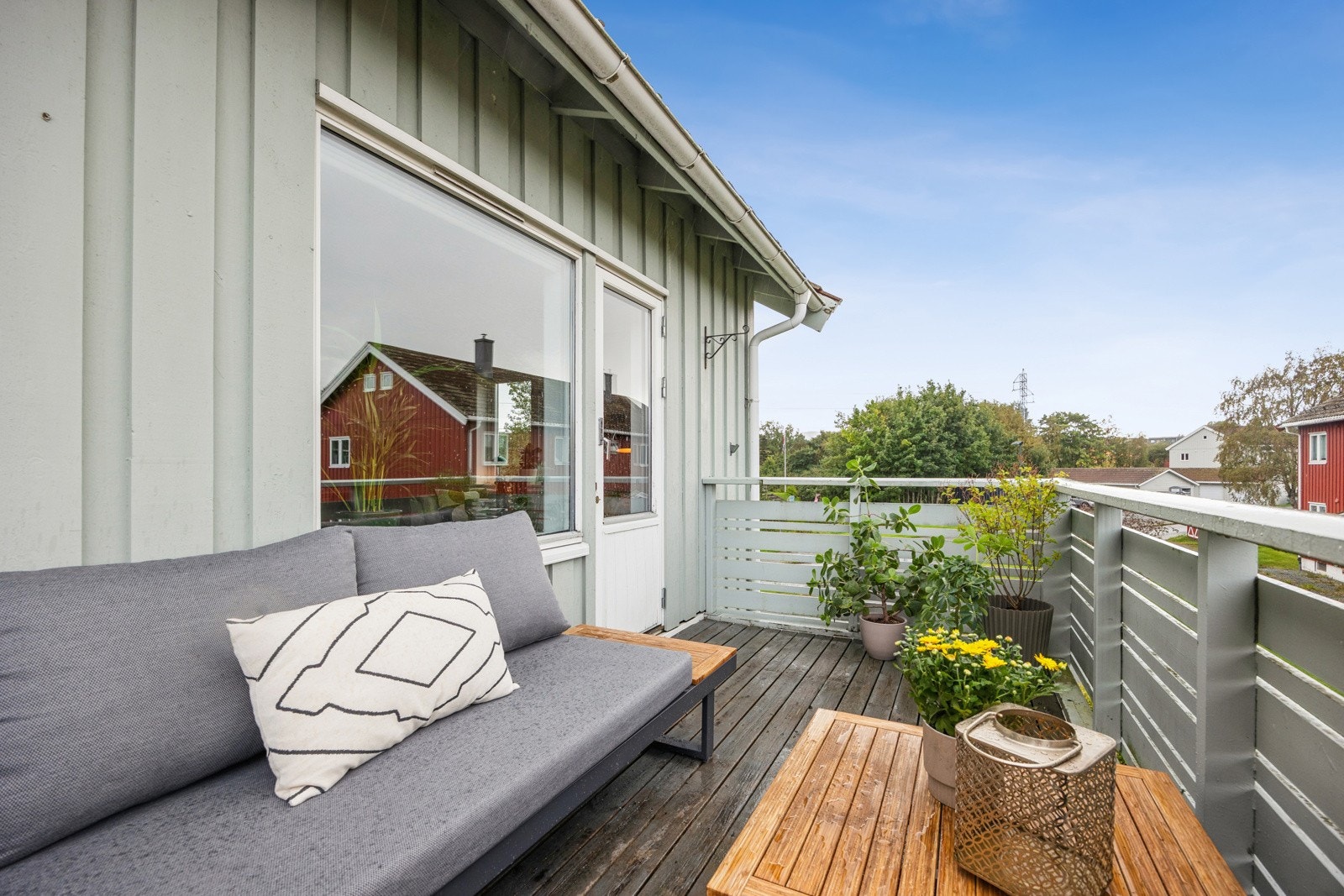 Verandaen har god plass til sittegruppe og grill, noe som gjør uteplassen ideell for lange sommerkvelder. Galleribilde