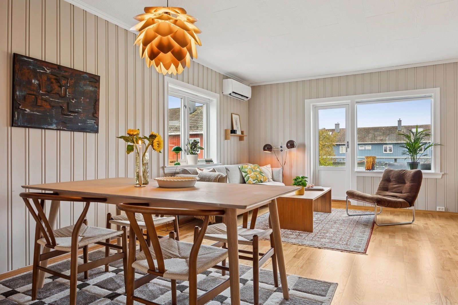 Stuen har god plass til et stort spisebord som inviterer til hyggelige måltider med venner og familie. Galleribilde