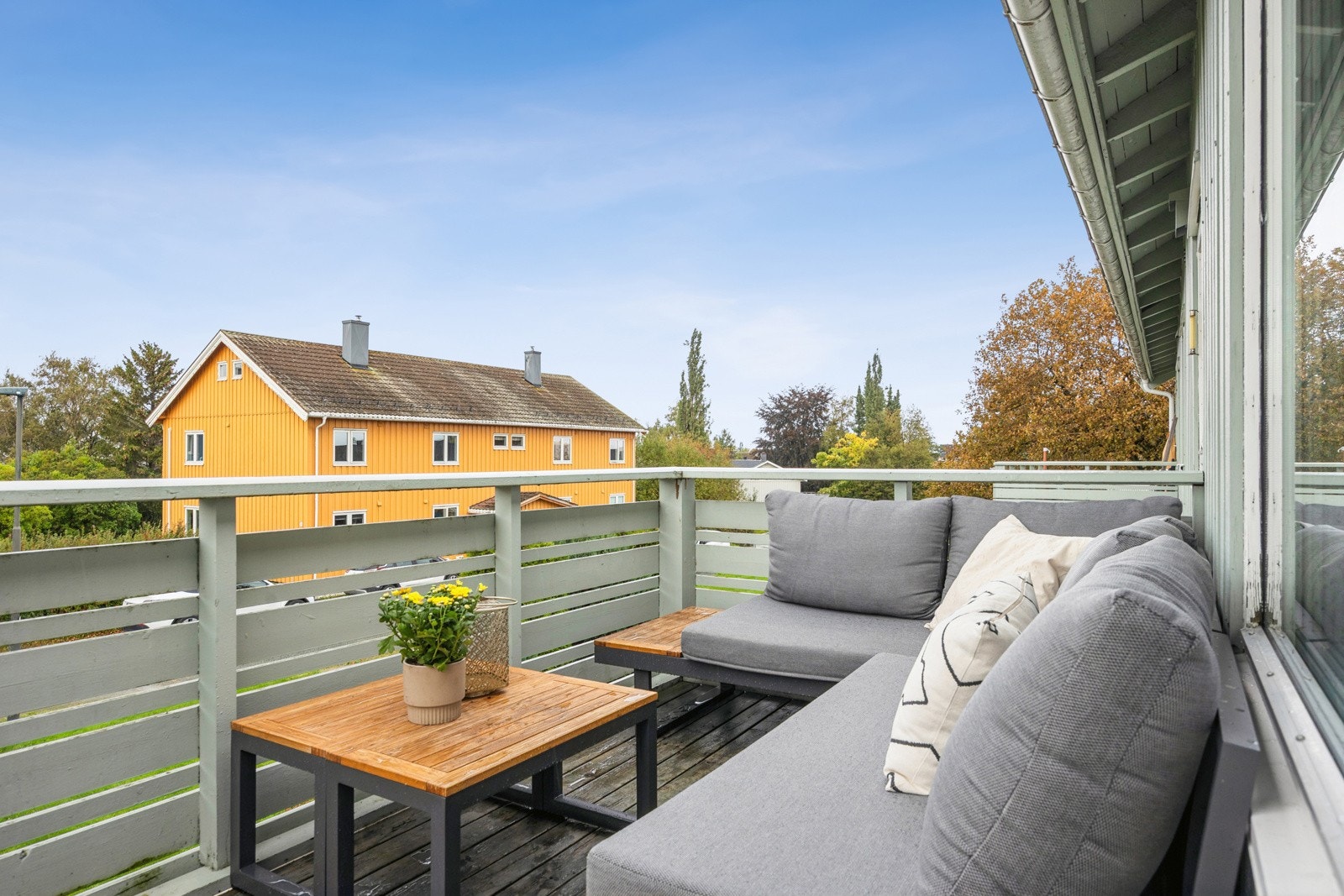 Leiligheten byr på en vestvendt veranda, to romslige soverom, delikat kjøkken og bad samt svært gode oppbevaringsmuligheter. Galleribilde
