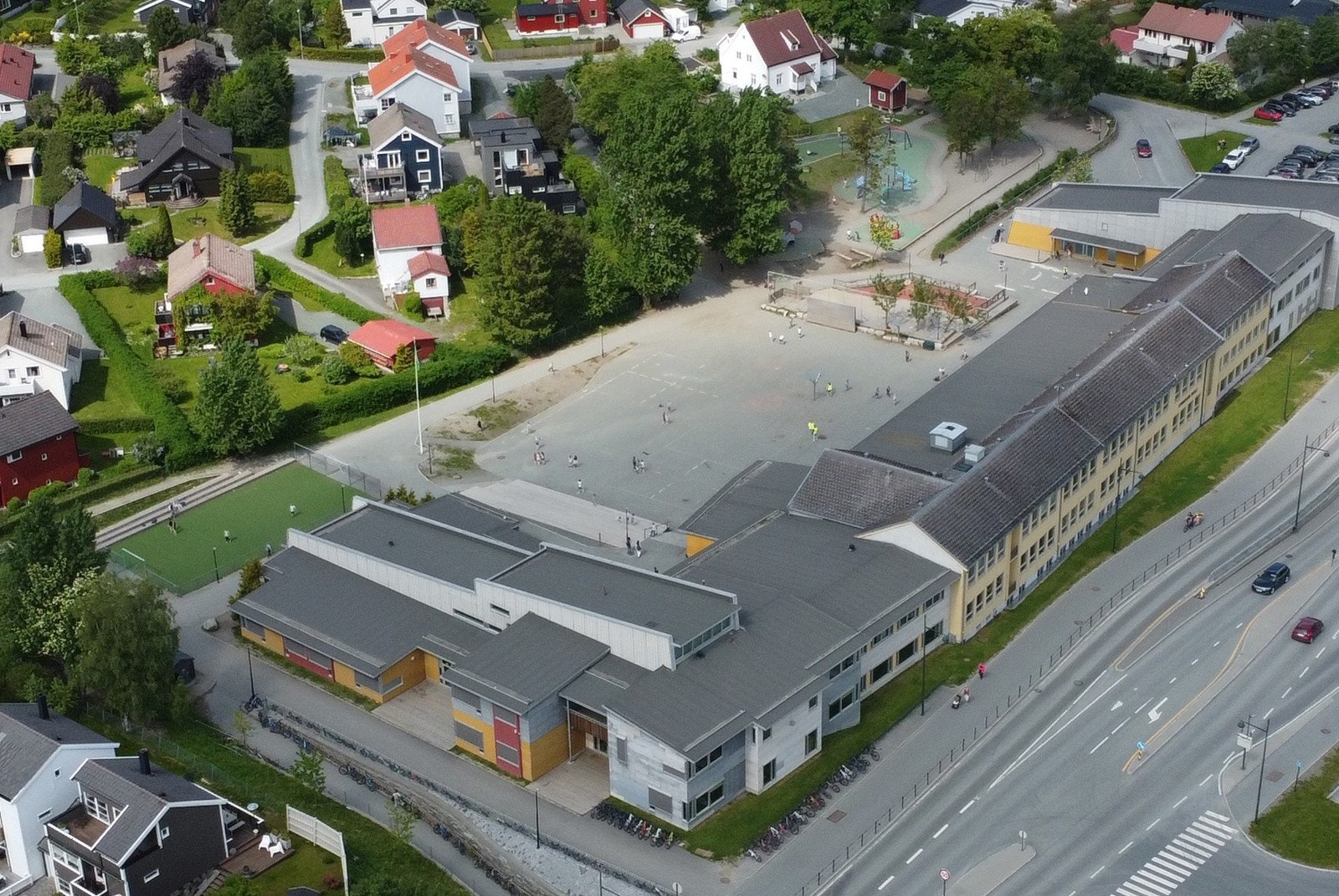 Fra leiligheten er det kort vei til Strindheim barneskole, hvor barna kan ferdes uten å måtte krysse trafikk. Galleribilde