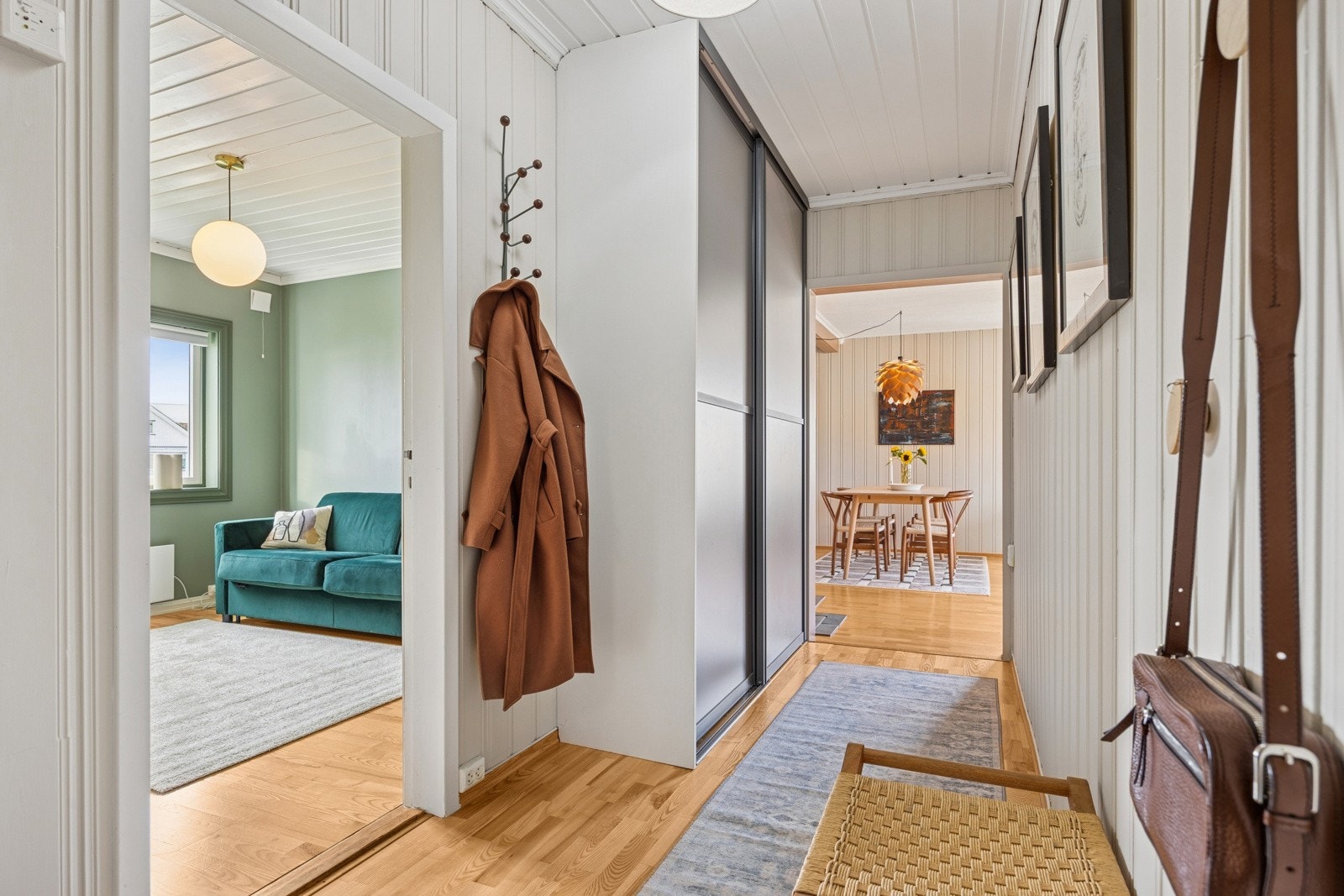 Velkommen inn! Entréen er innredet med skyvedørsgarderobe og knagger som gjør det enkelt å organisere yttertøy og sko. Galleribilde