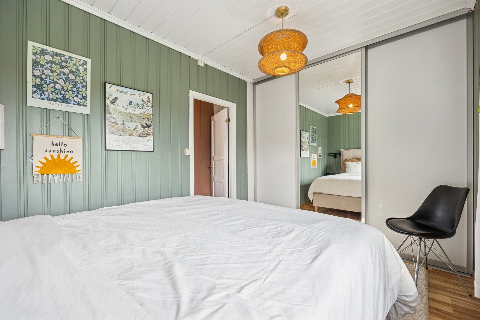 Soverommet er innredet med en plassbygget skyvedørsgarderobe som gir god oppbevaringsplass. Galleribilde