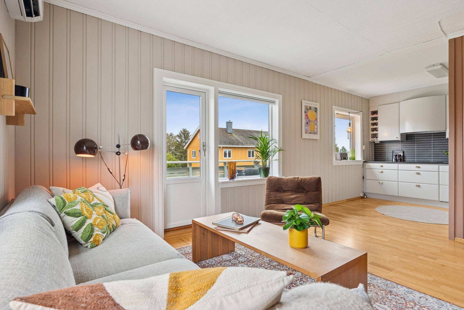 Fra stuen er det utgang til en vestvendt veranda som byr på ettermiddags- og kveldssol. Galleribilde