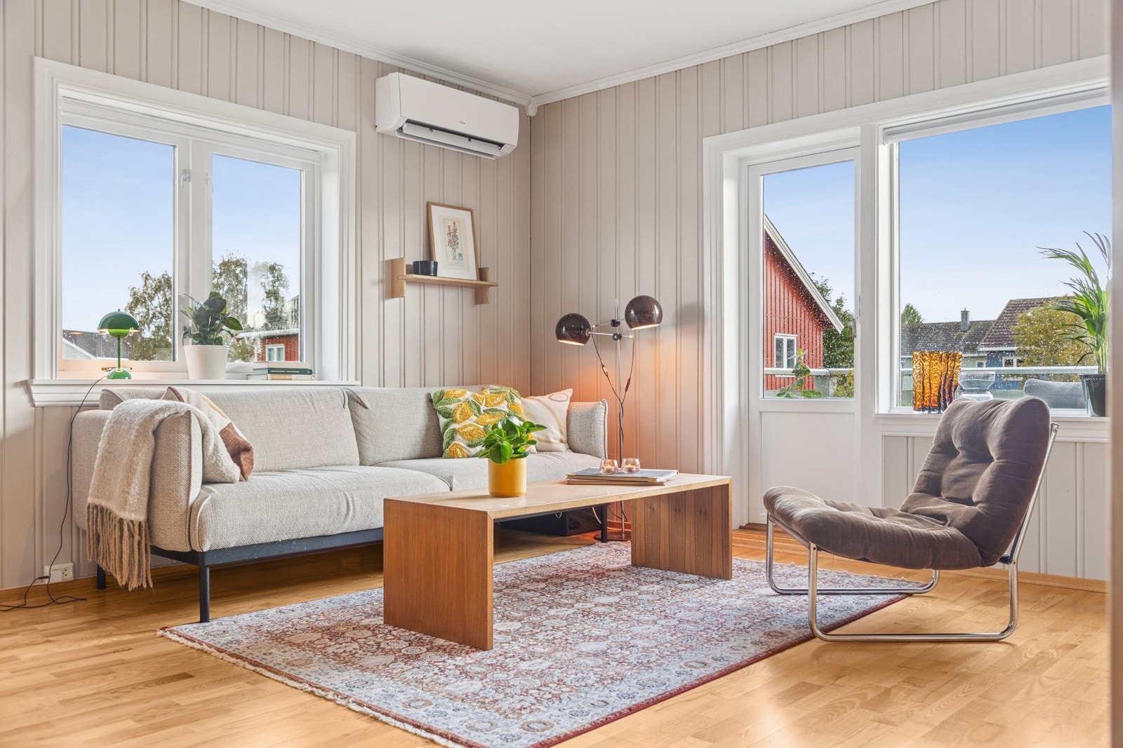 Leiligheten fremstår lys og tiltalende og ligger i et stille og tilbaketrukket område som skaper et godt bomiljø. Galleribilde