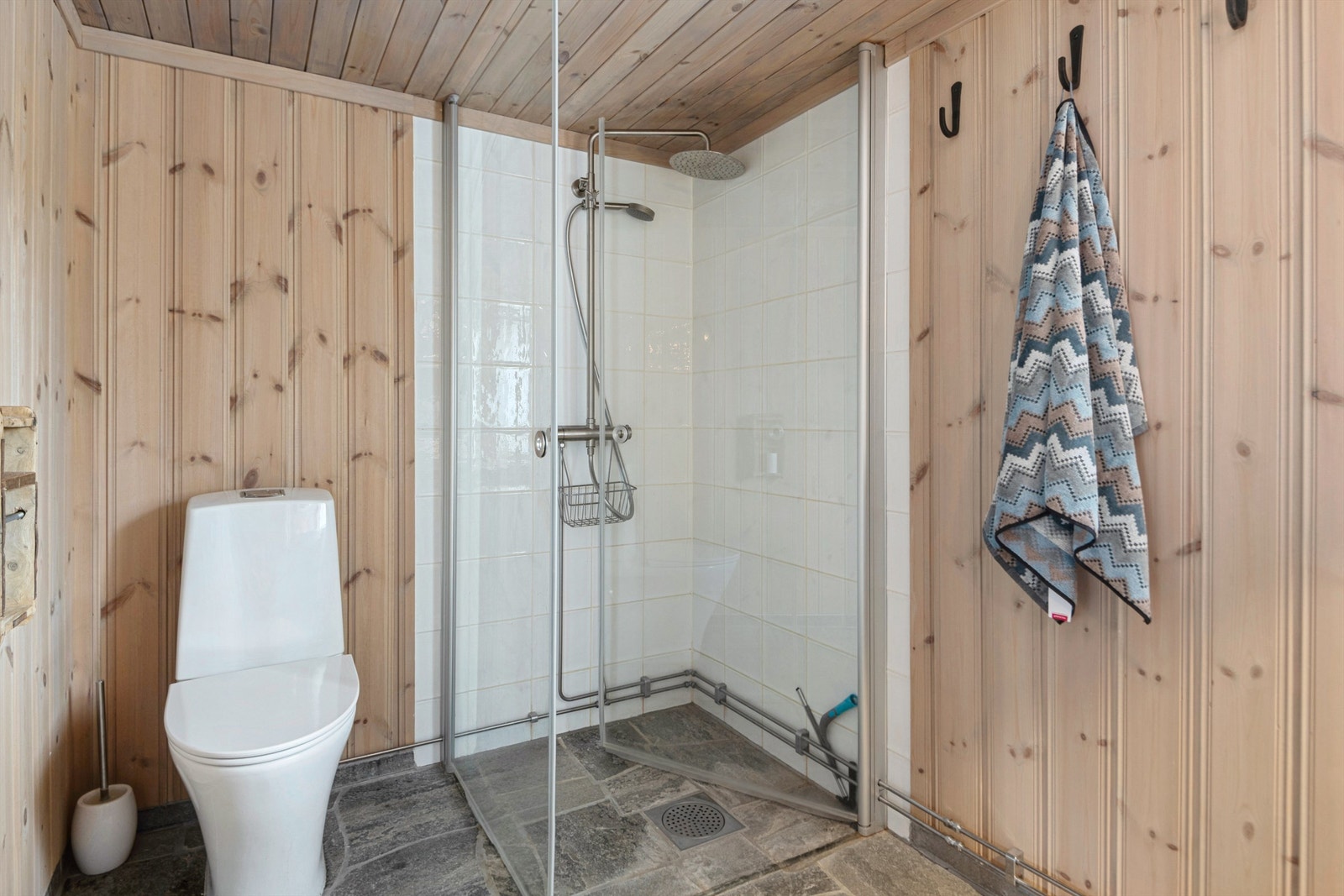 Dusjhjørne med innfellbare glassdører er en praktisk og arealeffektiv løsning. Galleribilde