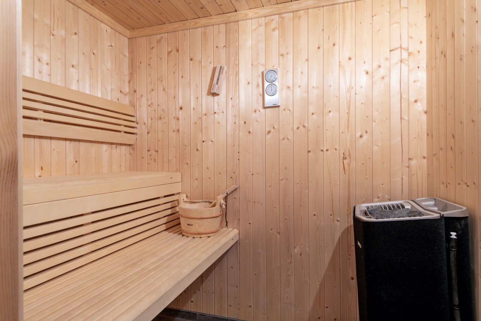 Badstuen er utstyrt med en elektrisk ovn fra Tylø, klar for bruk etter en lang dag ute. Galleribilde