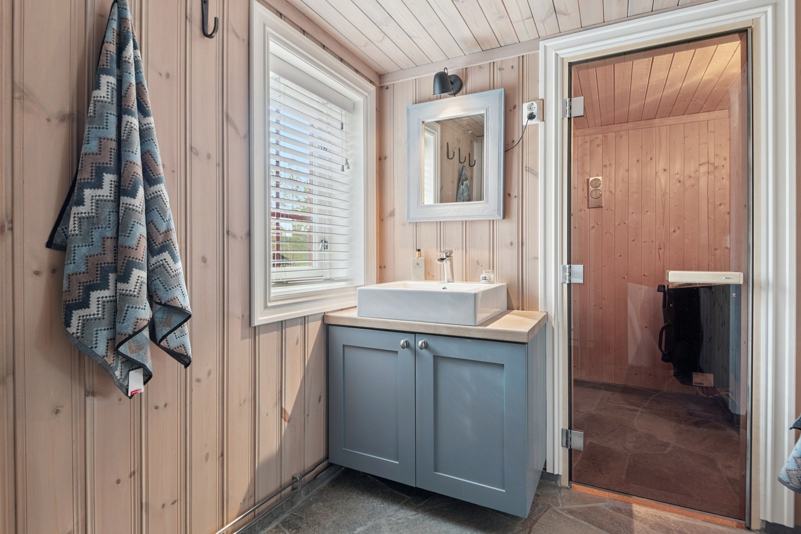 Det ene av hyttas to bad har direkte adkomst til badstuen. Galleribilde