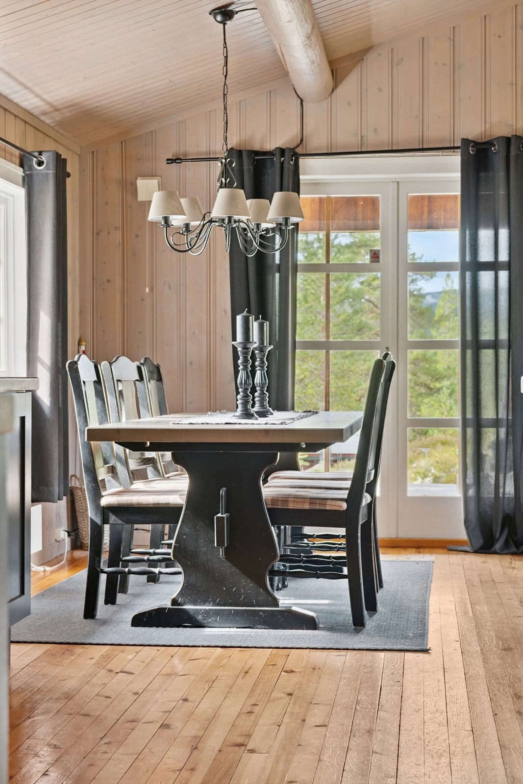 Fra spisestuen er det direkte utgang til den store, delvis overbygde verandaen. Galleribilde