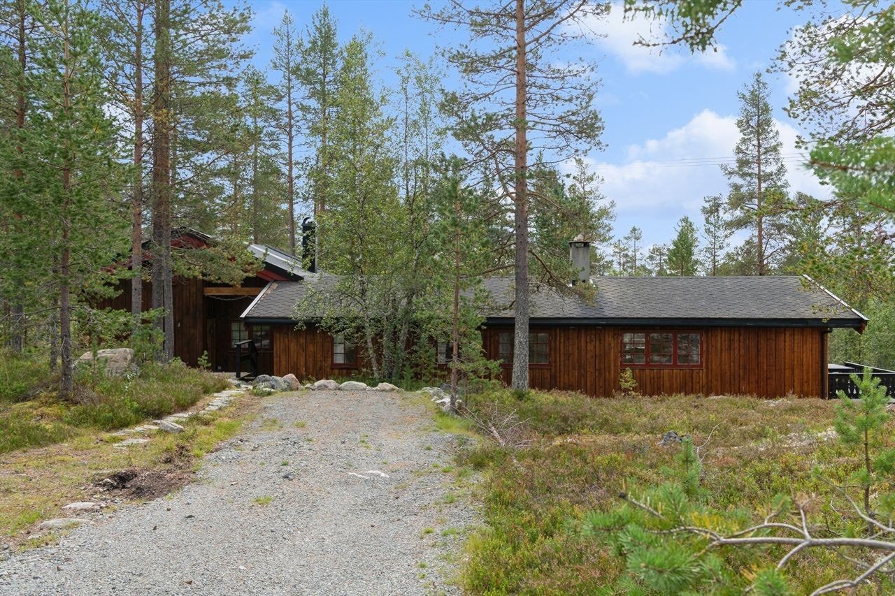 Eiendommen har adkomst via privat vei og god plass til parkering på egen tomt. Galleribilde