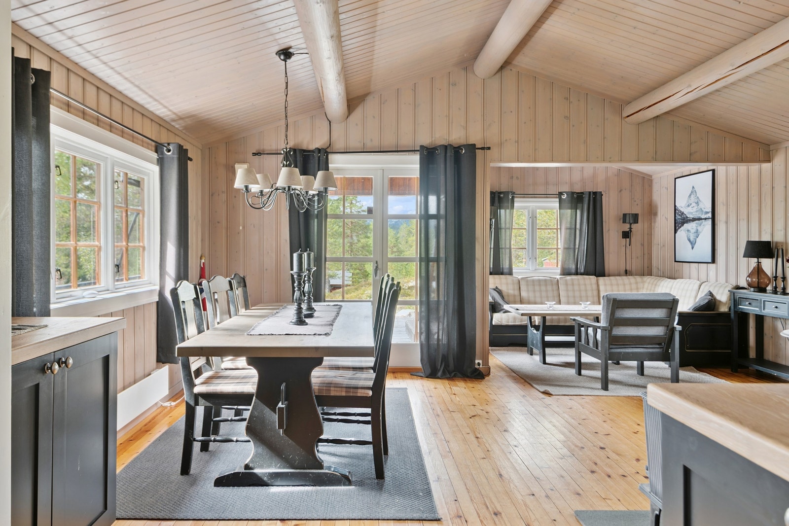 Den første av to stuer er et lunt samlingspunkt med god plass til både spise- og sofagruppe. Galleribilde