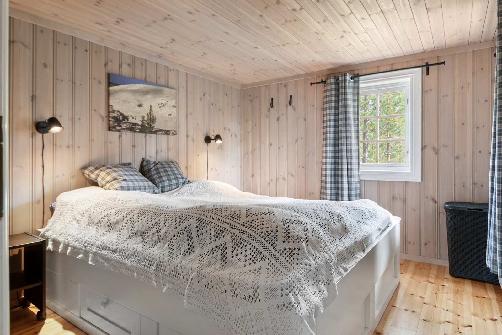 Hytta har fire soverom på hovedplanet, som gir fleksible løsninger for familie og gjester. Galleribilde