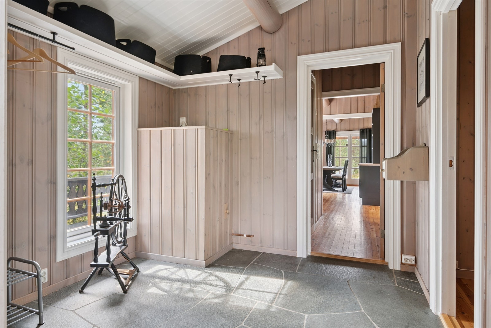 Velkommen inn i en romslig entré med slitesterkt skifergulv og behagelig gulvvarme. Galleribilde