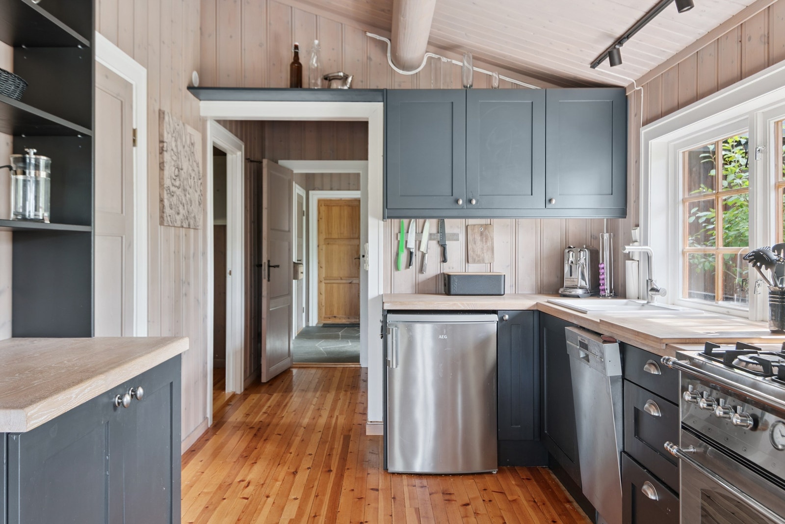 Innredningen byr på godt med skapplass og er plassert i åpen forbindelse med stue og spisestue. Galleribilde