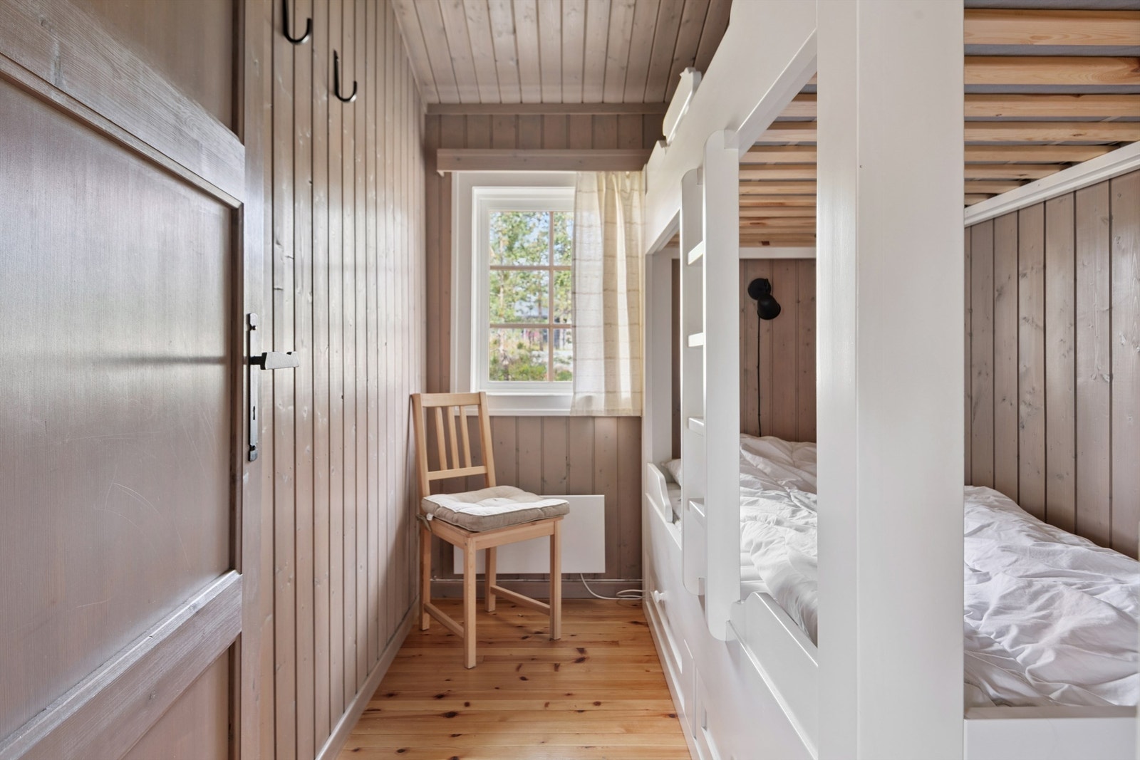 Flere av rommene er innredet med plassbygde køyesenger som utnytter arealet godt. Galleribilde