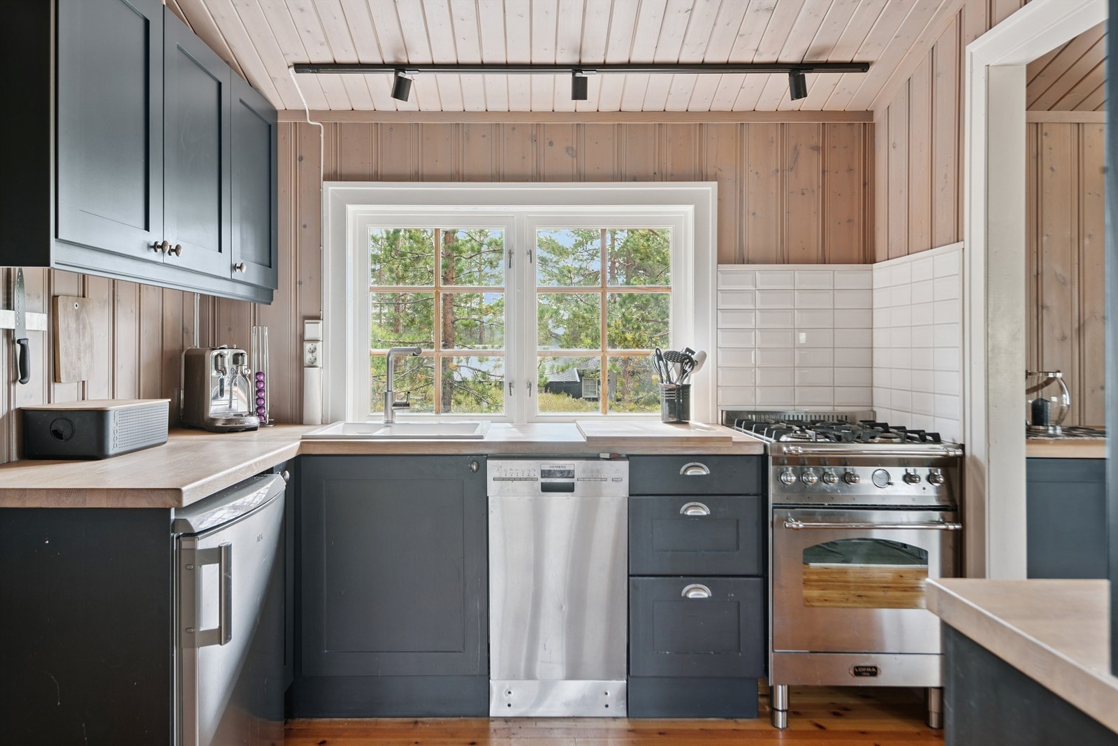 Kjøkkenet har en praktisk gasskomfyr og en solid benkeplate i heltre. Galleribilde