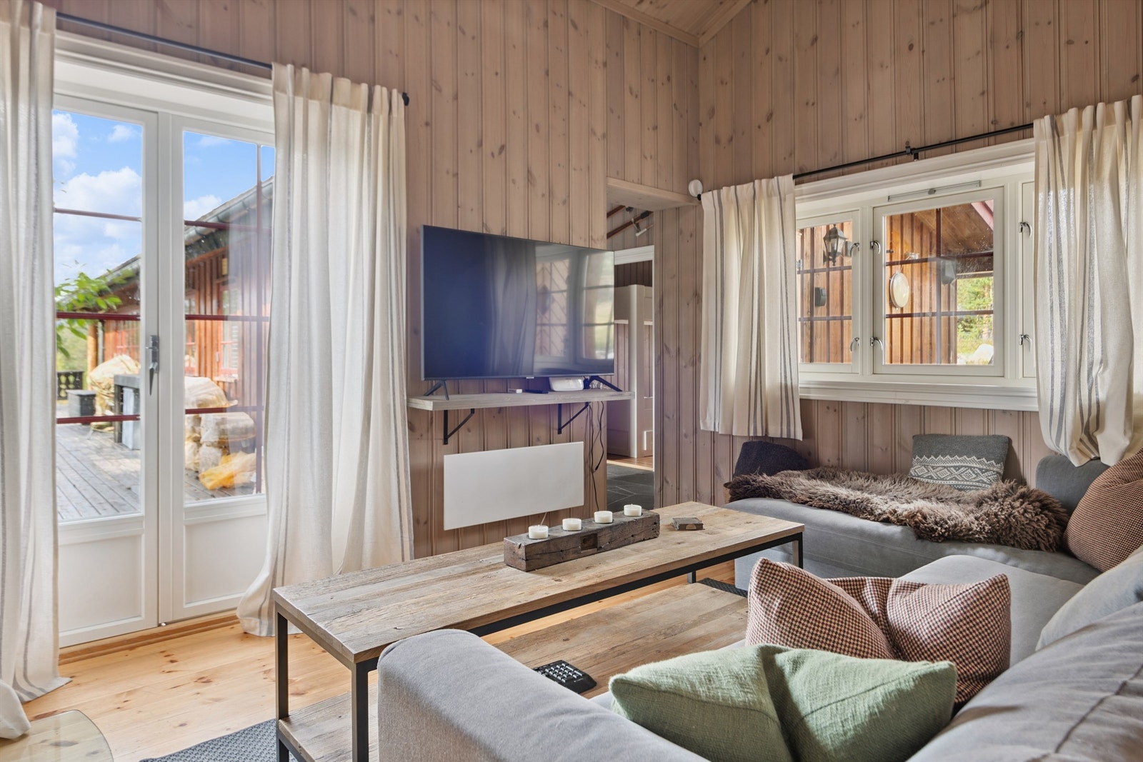 Også denne stuen har utgang til verandaen, noe som binder ute- og inneområdene godt sammen. Galleribilde