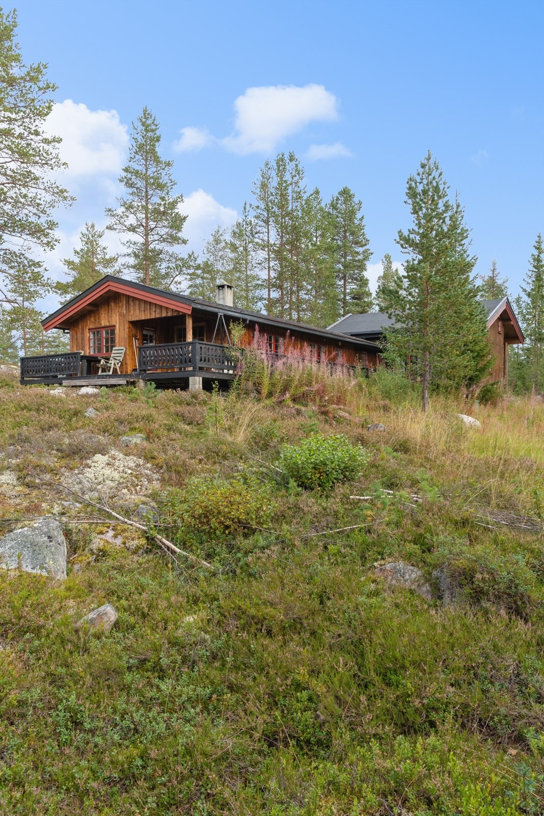 Hytta fra 1984, med tilbygg fra 2018, glir fint inn i det omkringliggende terrenget. Galleribilde