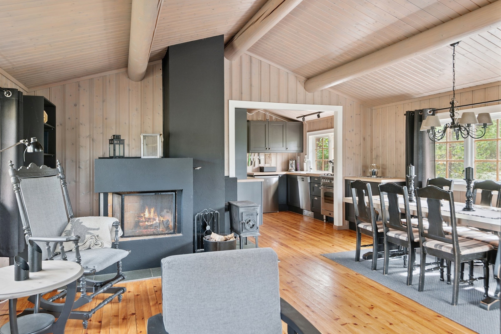 Her finner du både en åpen peis og en vedovn som gir god varme og stemning. Galleribilde