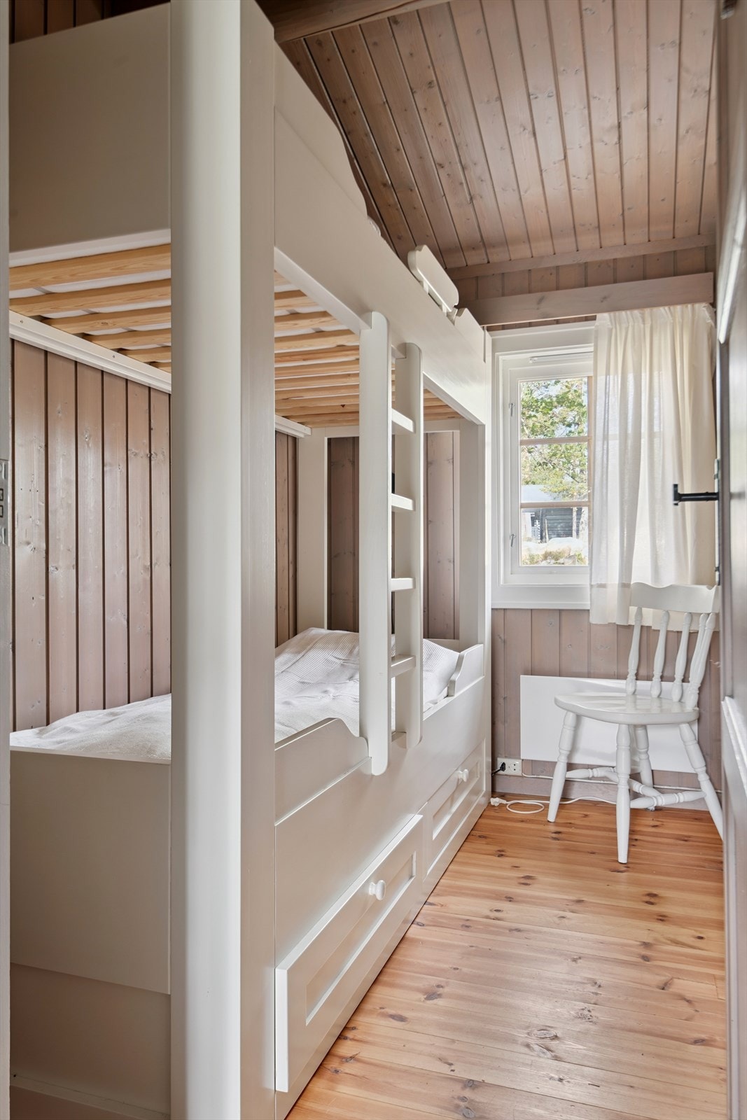 Soverommene har gjennomgående materialvalg med lakkerte tregulv og beiset panel. Galleribilde