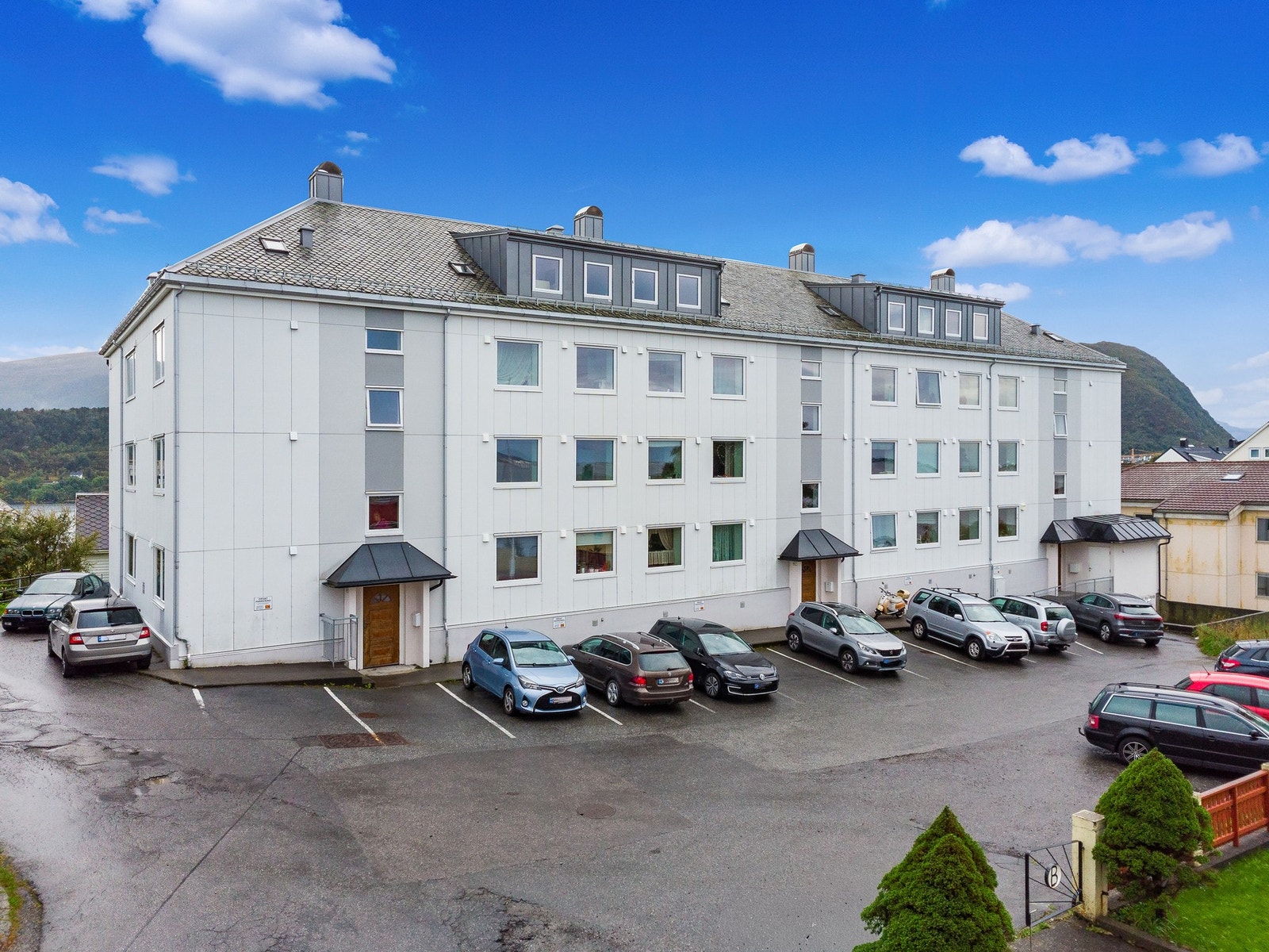 Det er et begrenset antall parkeringsplasser (ca. 14) på borettslaget område. Førstemann til mølla-prinsippet er gjeldende. Galleribilde