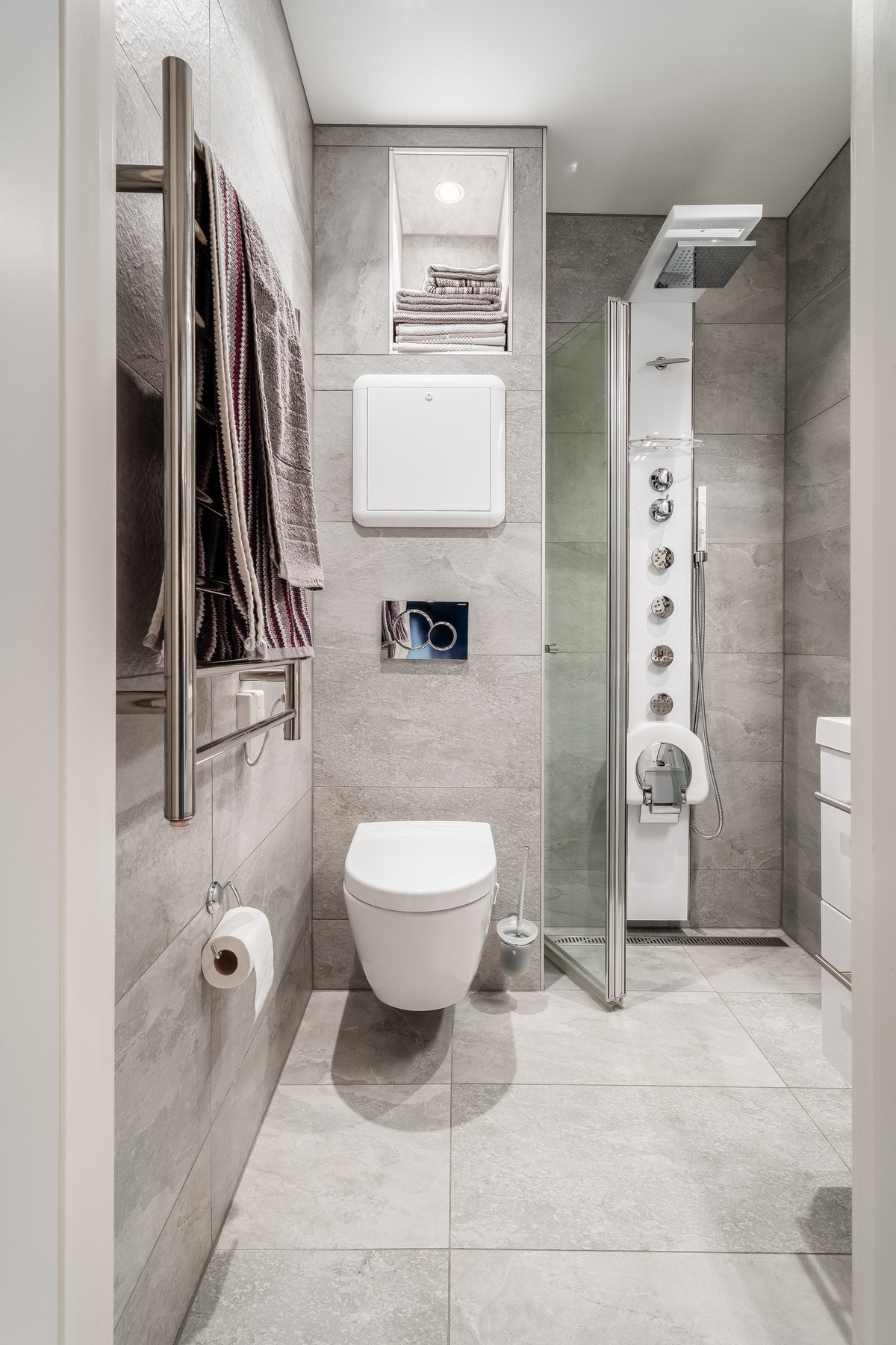 Svært flott og flislagt baderom - også her med smarte og plassbesparende løsninger. Det er lagt opp rør-i-rør i leiligheten. Galleribilde