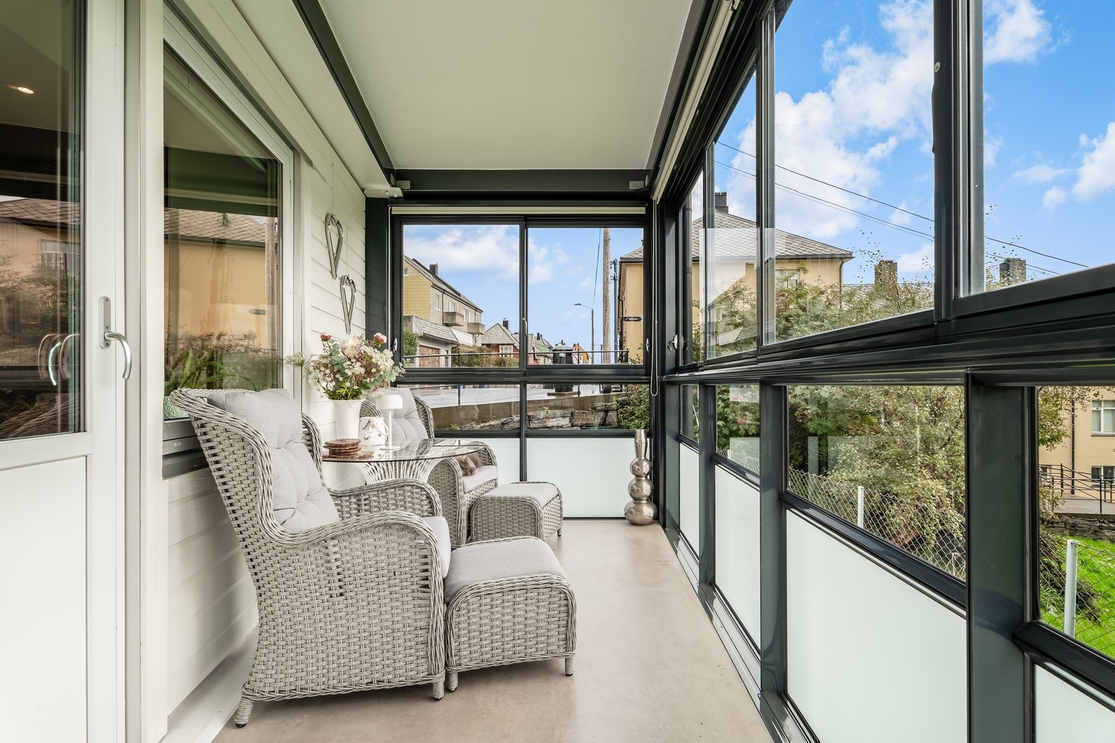 Et lyst og lunt uterom som kan nytes uavhengig av årstid og temperatur. Galleribilde