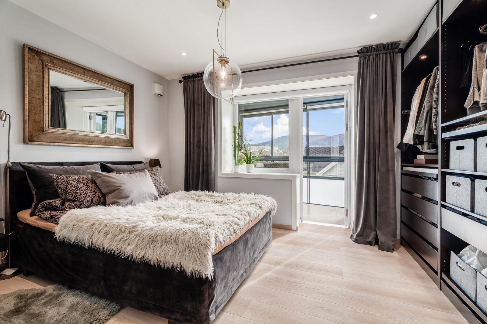 Romslig soverom med plass til både dobbeltseng og ønsket møblering. Legg også merke til tykkelsen på vinduskarmen. Galleribilde