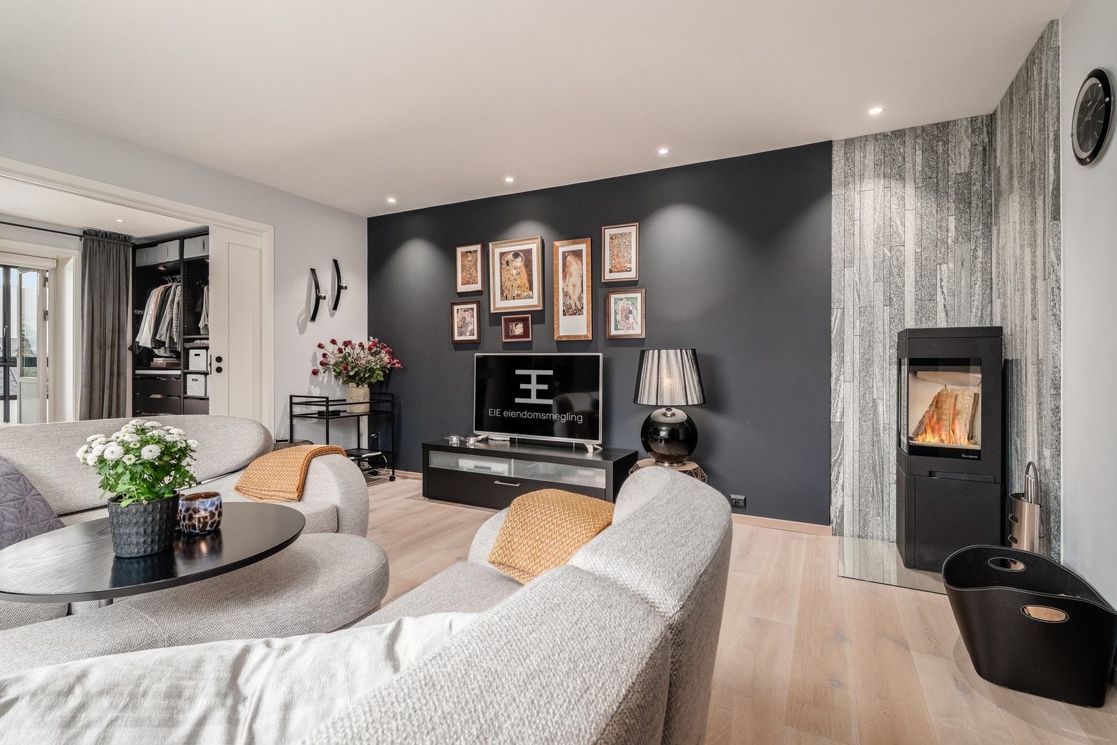 Vedfyring bidrar til en lun og hyggelig atmosfære i rommet. Peisen er fra Nordpeis og satt inn ifm. oppussing i 2019. Galleribilde