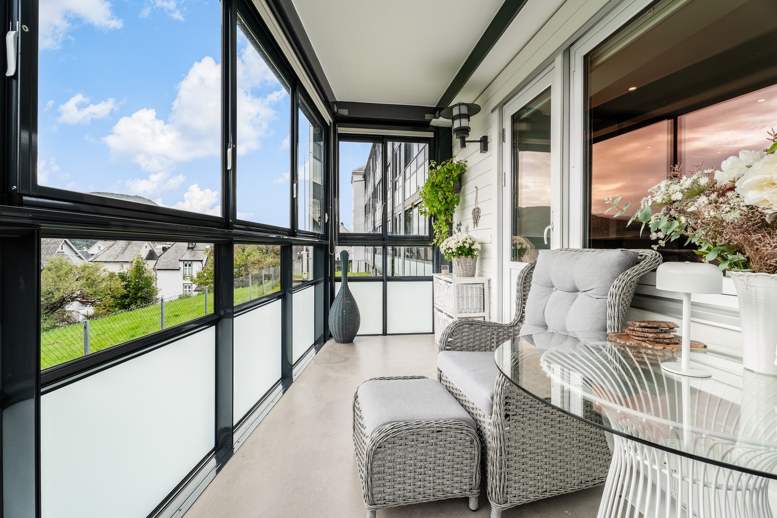 Videre har du adkomst til leilighetens innglassede balkong, denne på omtrent 9 kvadratmeter. Galleribilde