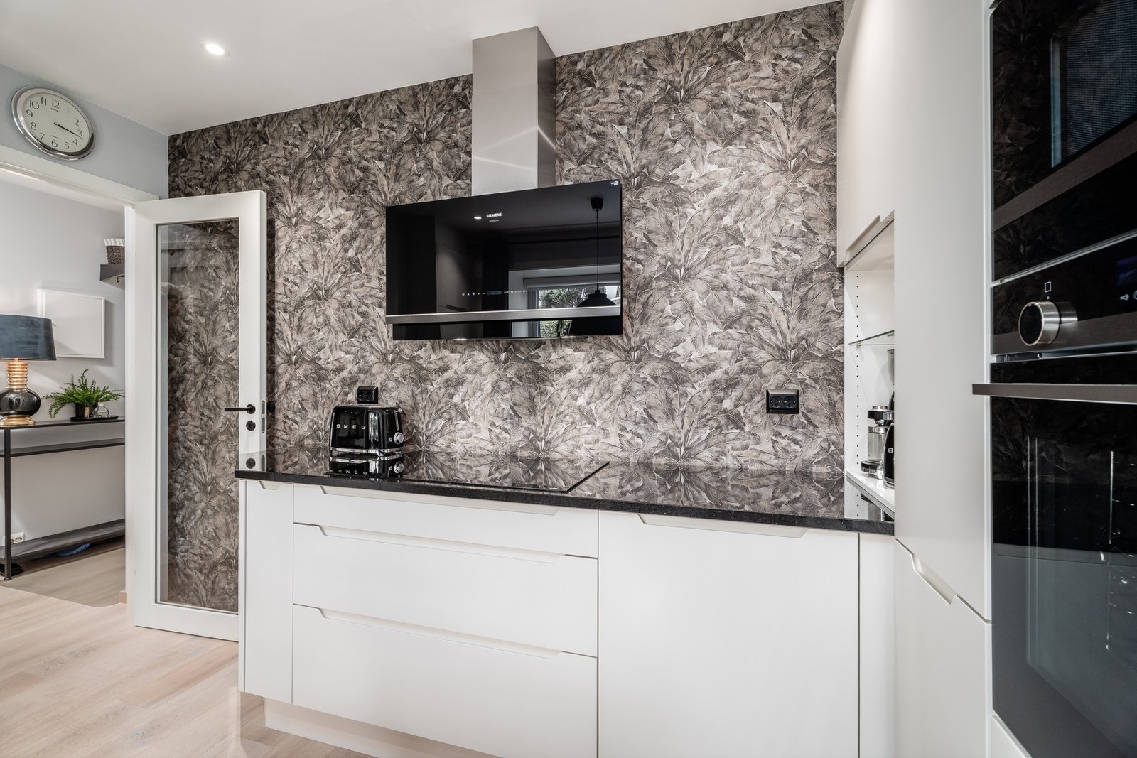 Hvitevarene inkluderer platetopp, ventilator, stekeovn, microbølgeovn, oppvaskmaskin samt kjøl- og frys. Galleribilde