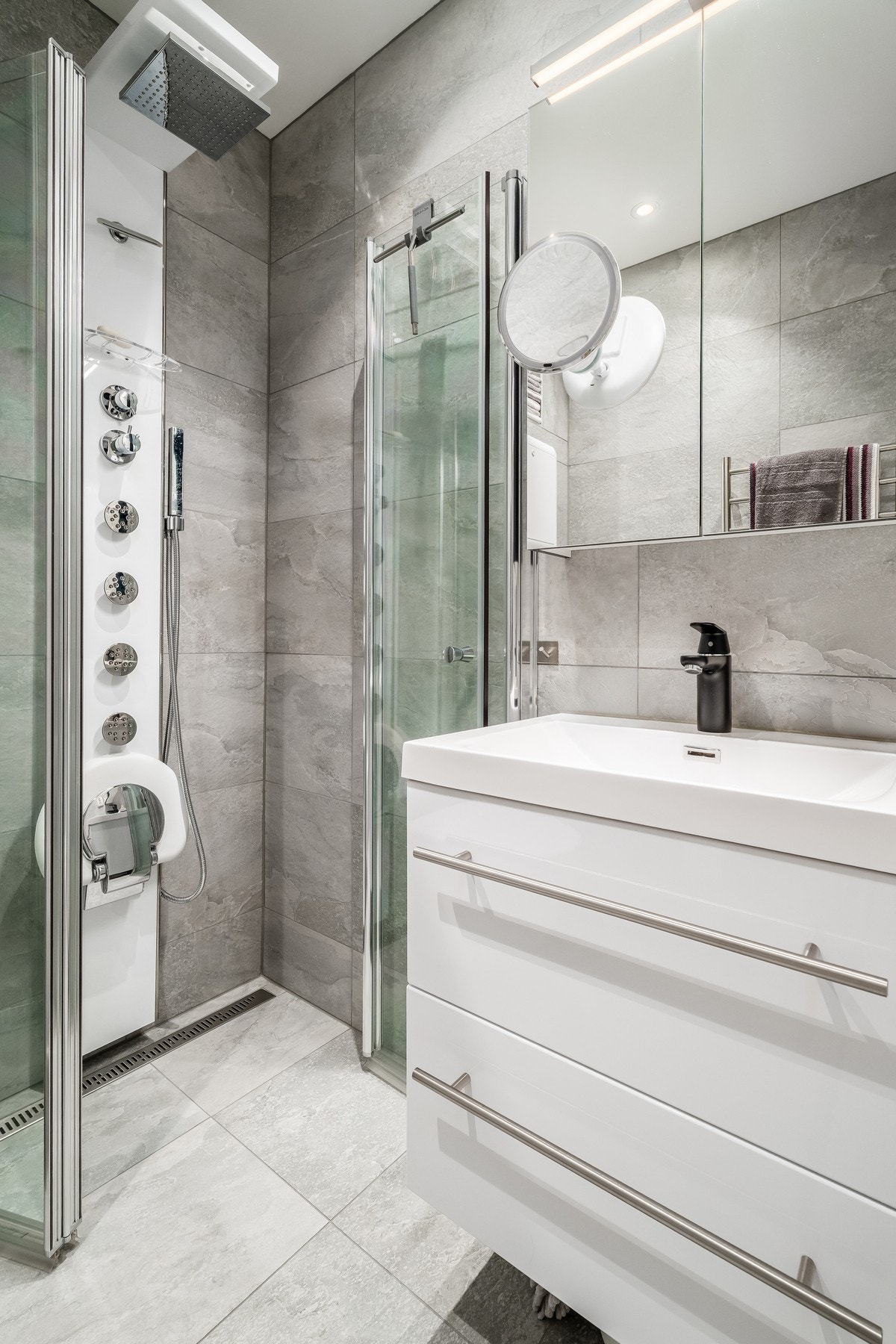 Badet er videre utrustet med regndusj som byr på flere funksjoner. Selve baderomsinnredningen er fra Vikingbad. Galleribilde