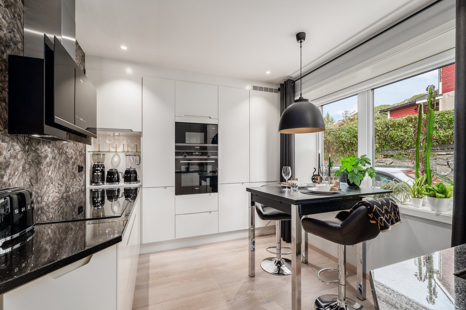 Innbydende og påkostet HTH-kjøkken utstyrt med flere, integrerte hvitevarer - disse fra velkjente Siemens. Galleribilde