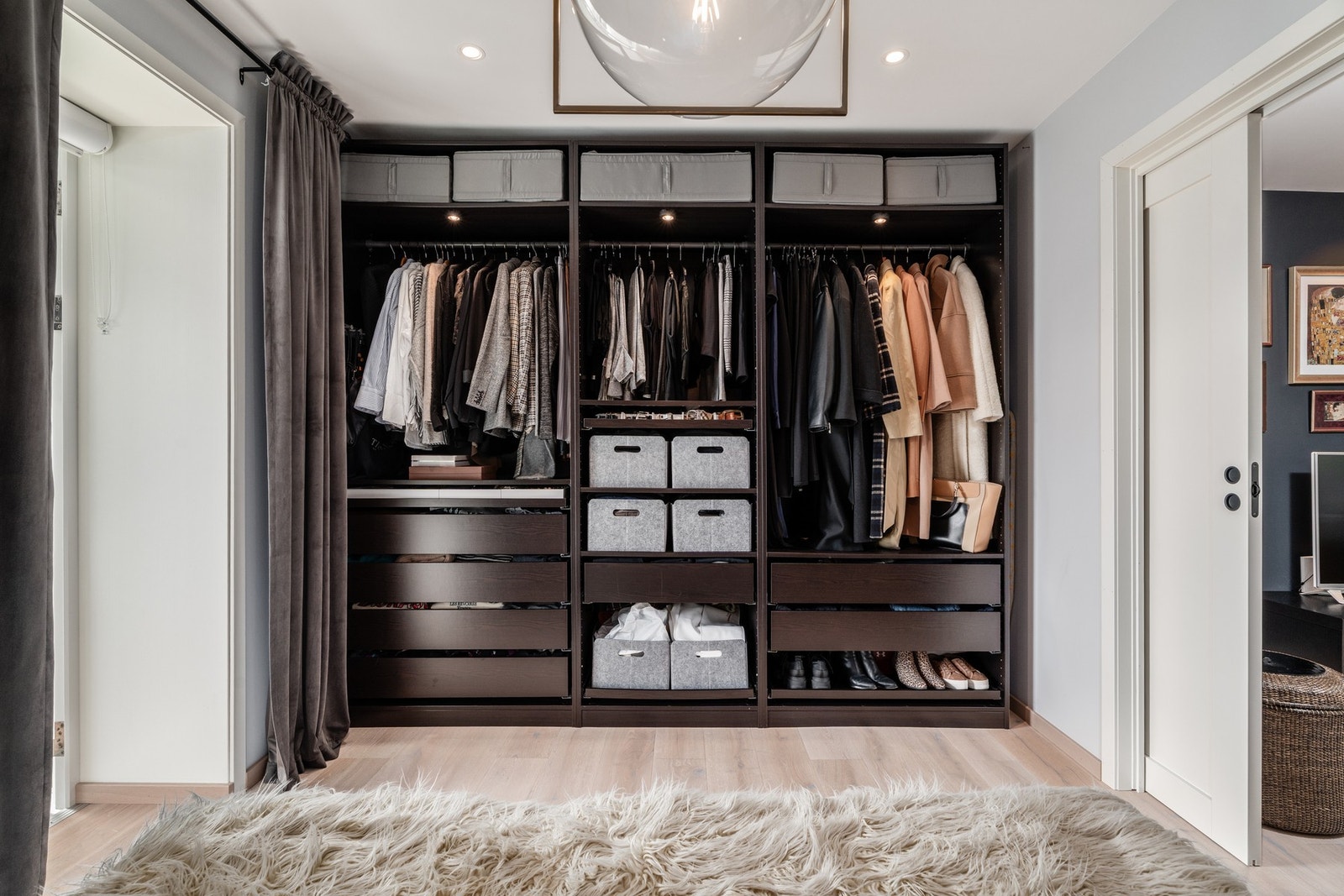 PAX-garderobeløsningen fra IKEA kan følge med handelen, hvis ønskelig. Galleribilde