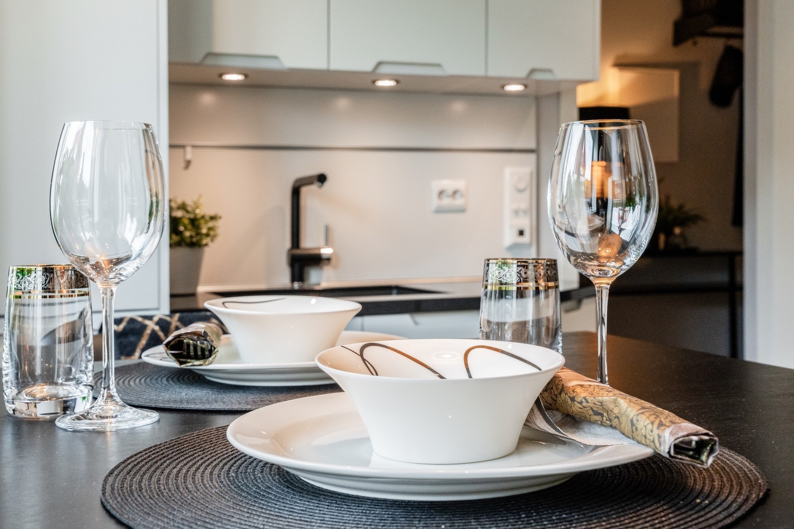 Her blir hvert måltid en liten nytelse, uten bekymringer. Legg også merke til vasken i bakkant og selve benkeplaten - begge i utførelse av stein. Galleribilde