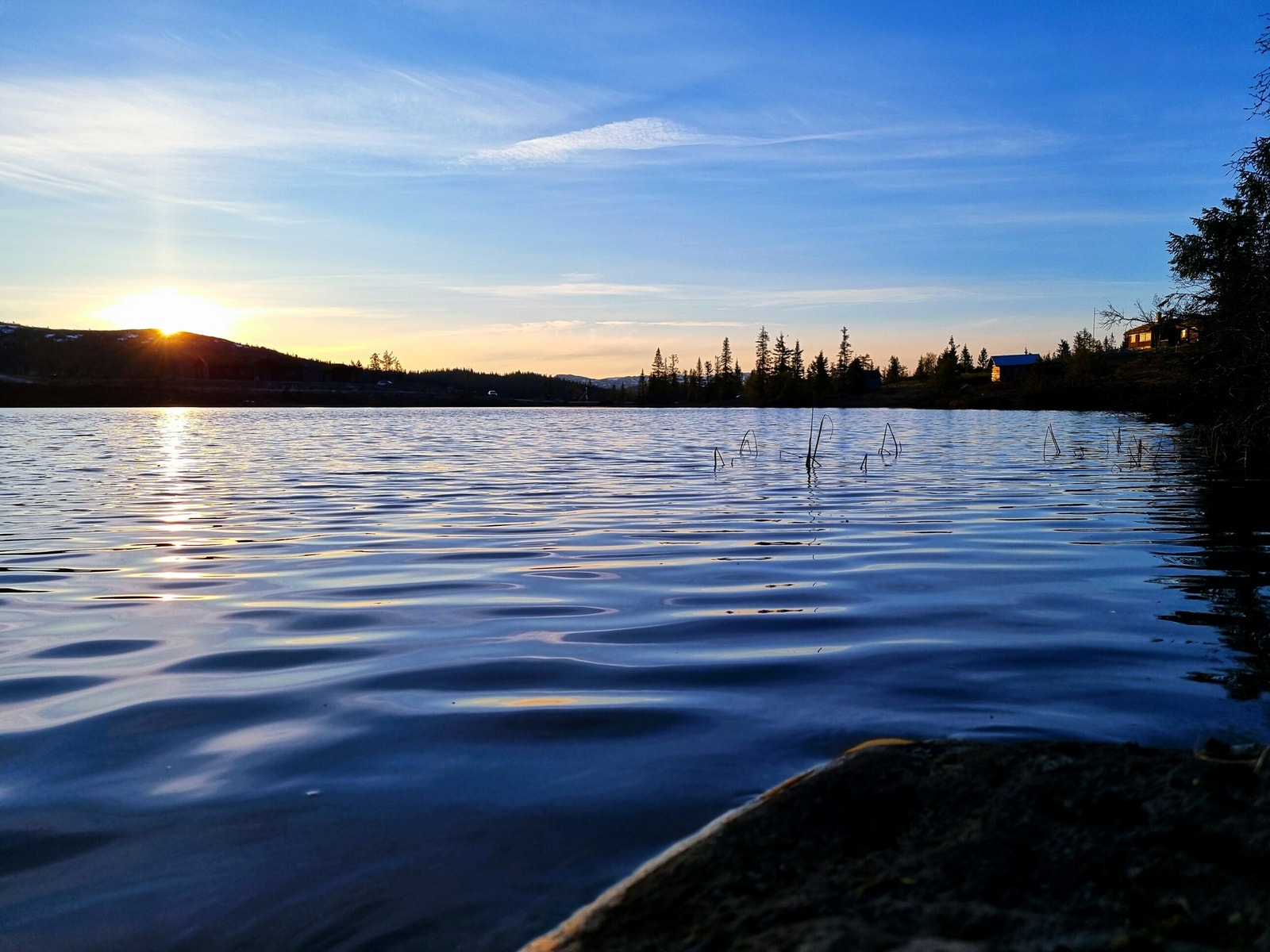 Solnedgangene er ekstra vakre her ved fjellvannet Galleribilde