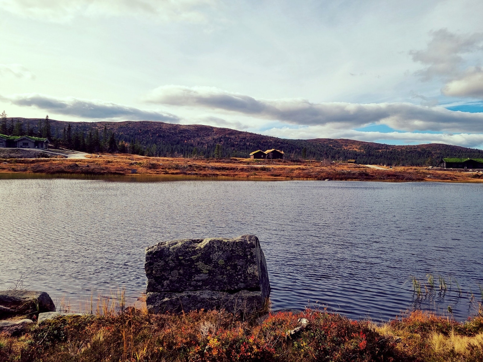 Et lite felt som ligger på en høyde vest for fjellvannet Søre Vorsetvatn som gir gode utsiktsforhold fra alle tomtene Galleribilde